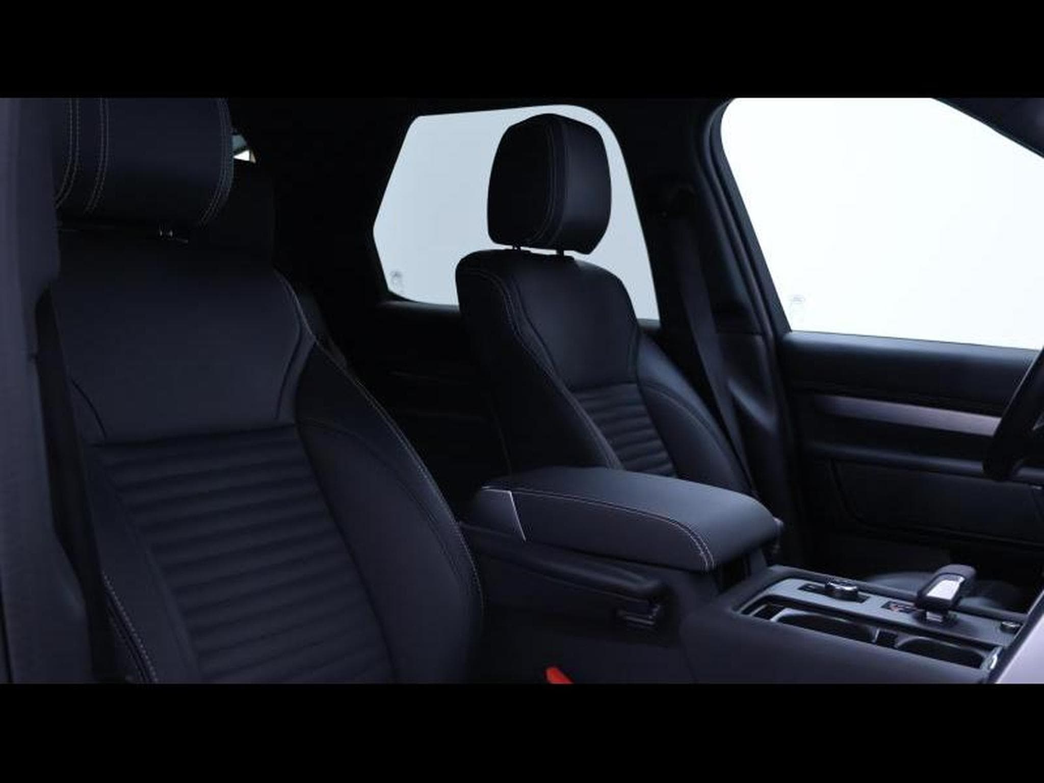 Land-Rover Discovery D250 R-Dynamc SE 7 Places (2024) - Photo 14