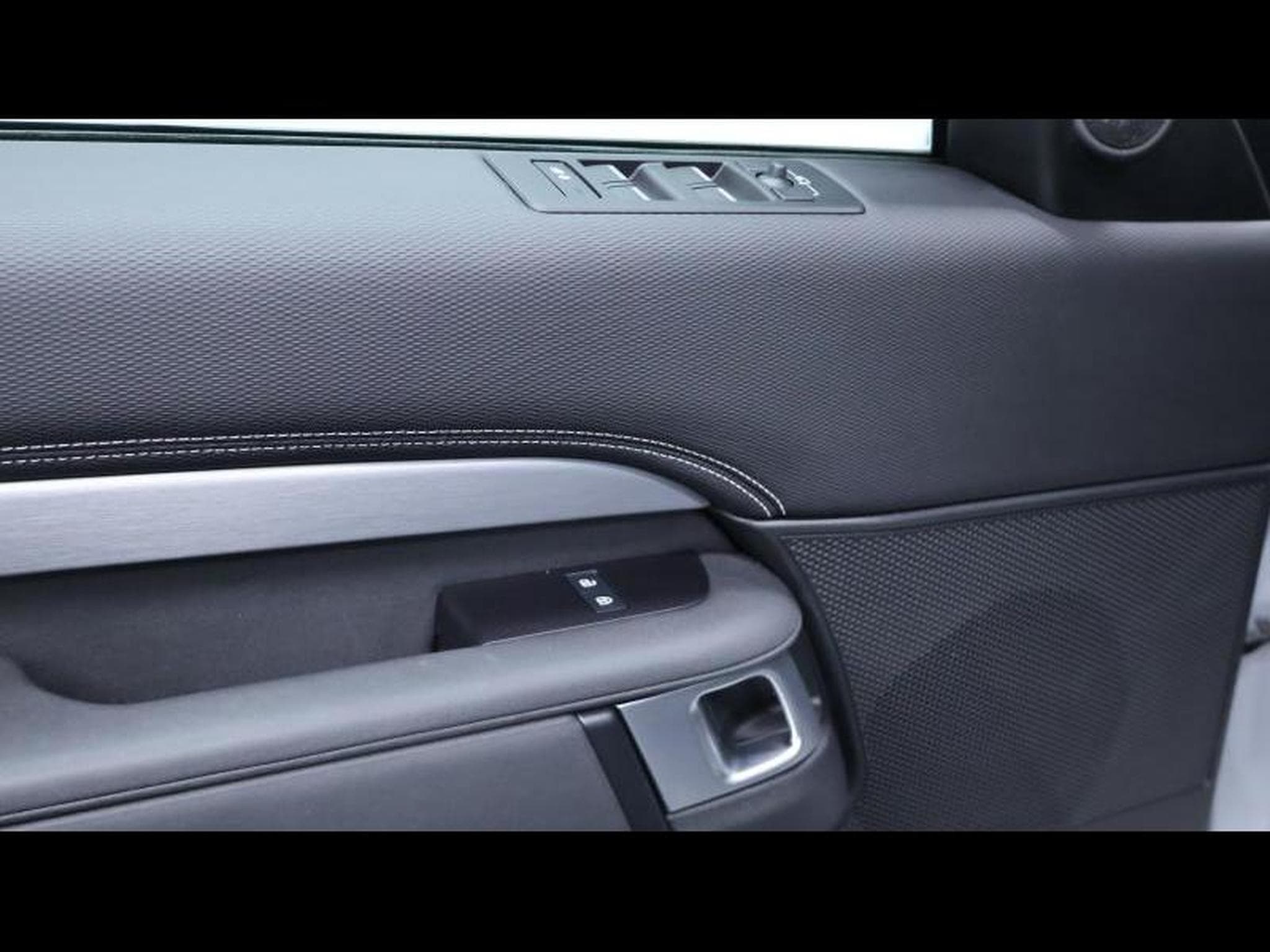 Land-Rover Discovery D250 R-Dynamc SE 7 Places (2024) - Photo 26