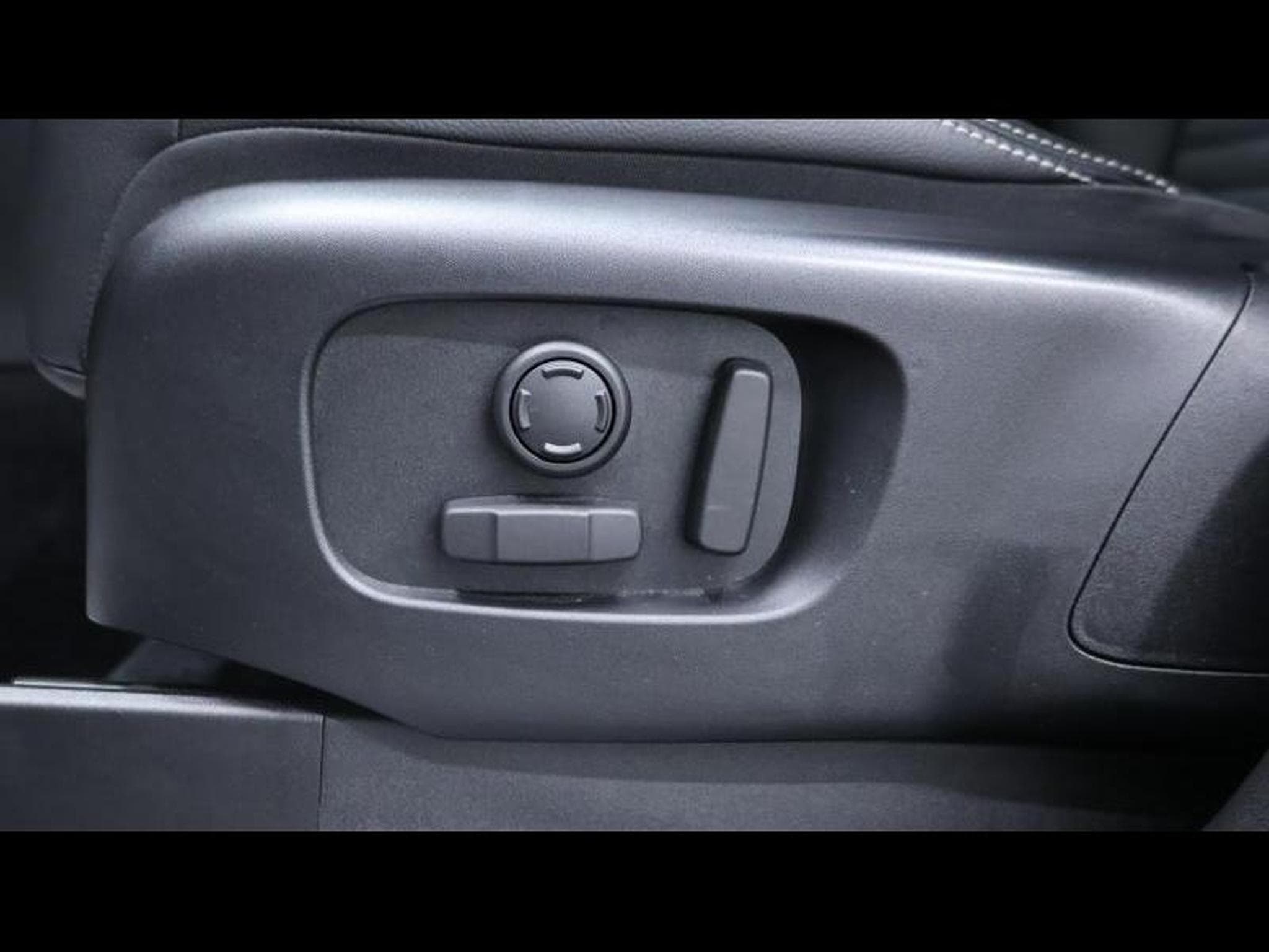 Land-Rover Discovery D250 R-Dynamc SE 7 Places (2024) - Photo 27