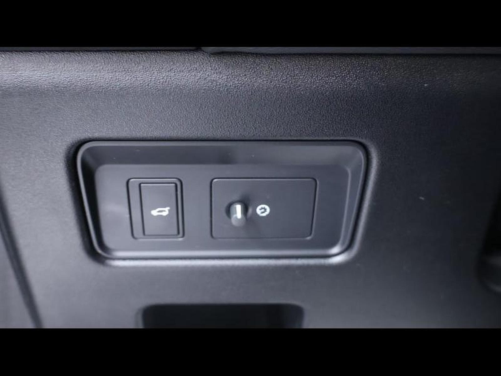 Land-Rover Discovery D250 R-Dynamc SE 7 Places (2024) - Photo 29