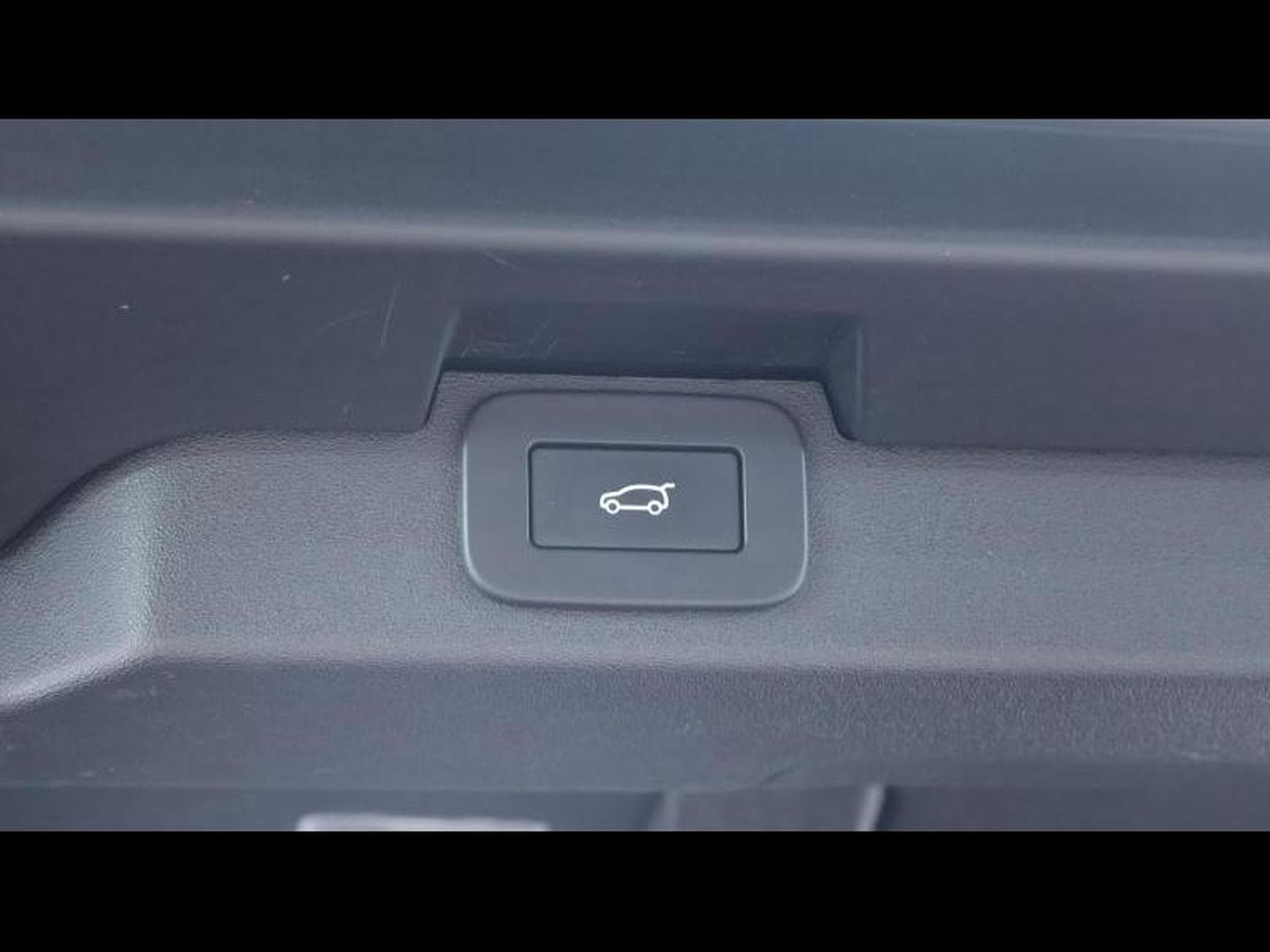 Land-Rover Discovery D250 R-Dynamc SE 7 Places (2024) - Photo 30