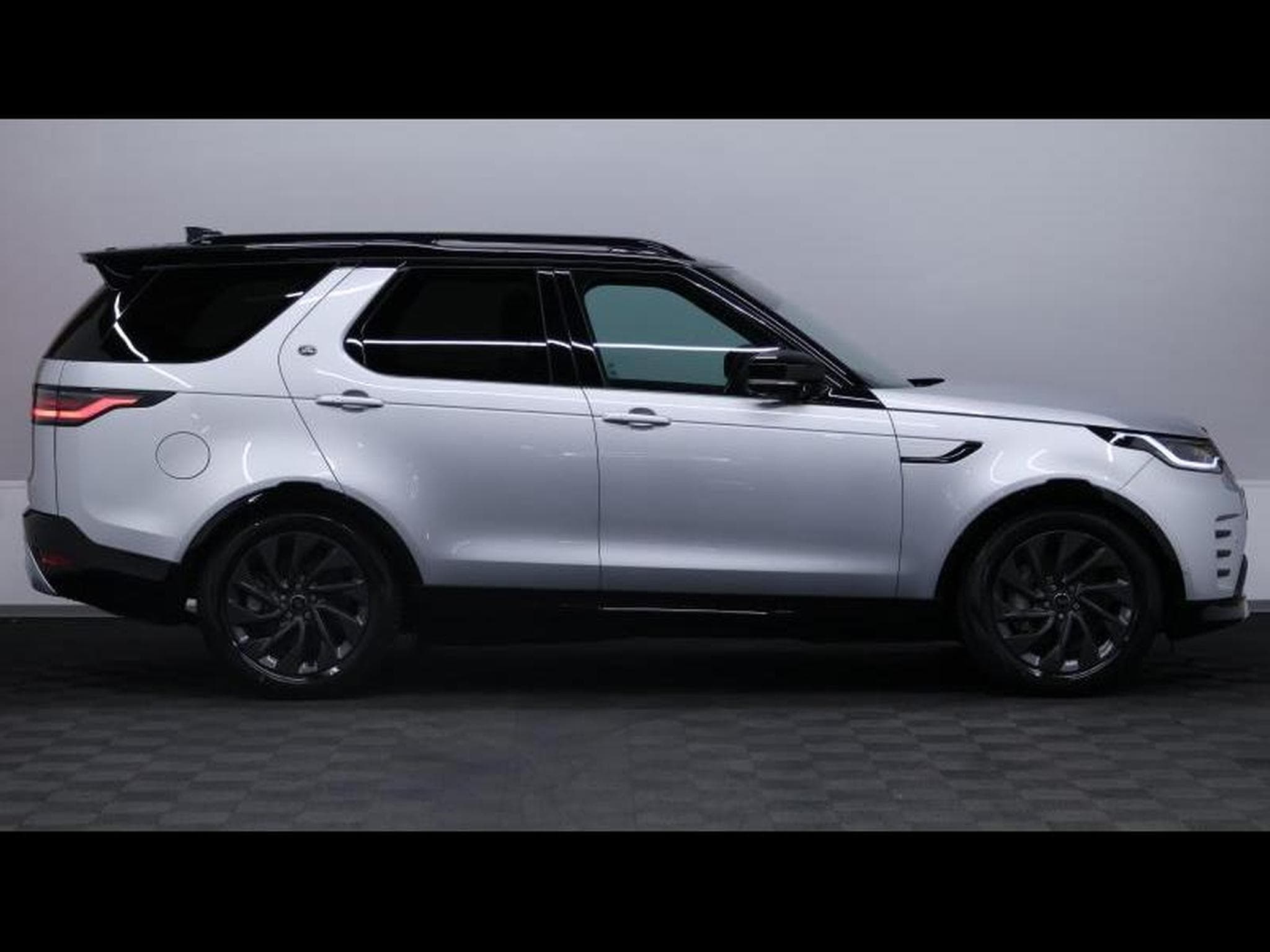 Land-Rover Discovery D250 R-Dynamc SE 7 Places (2024) - Photo 4