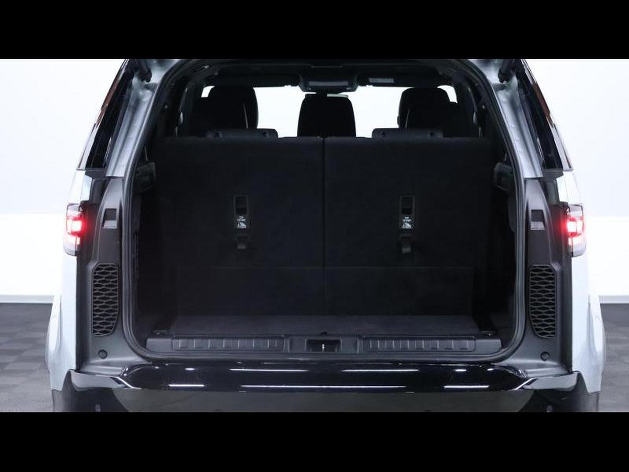 Land-Rover Discovery D250 R-Dynamc SE 7 Places (2024) - Photo 7