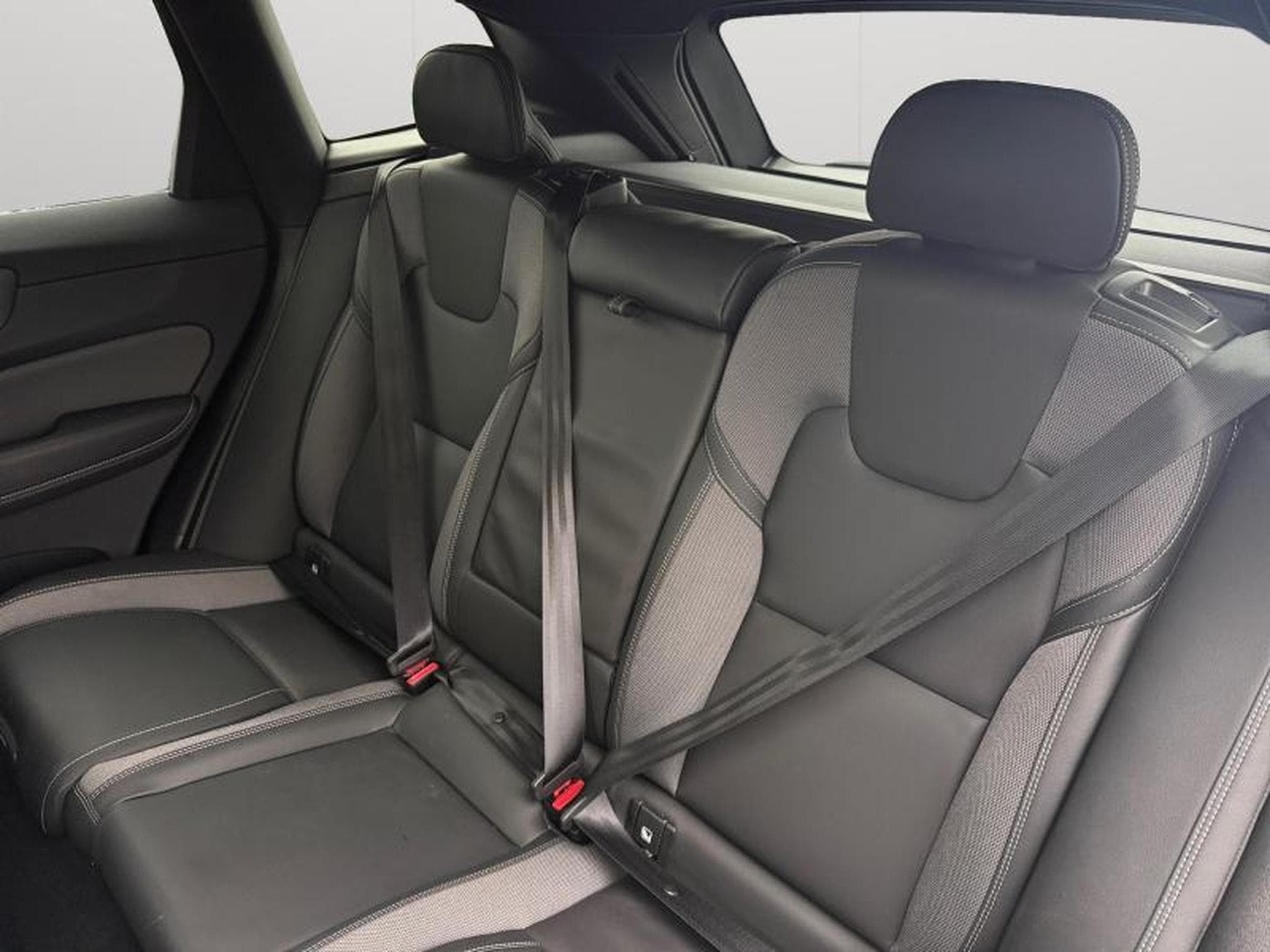 Volvo XC60 B5 Black Edition Plus / Essence (2025) - Photo 13