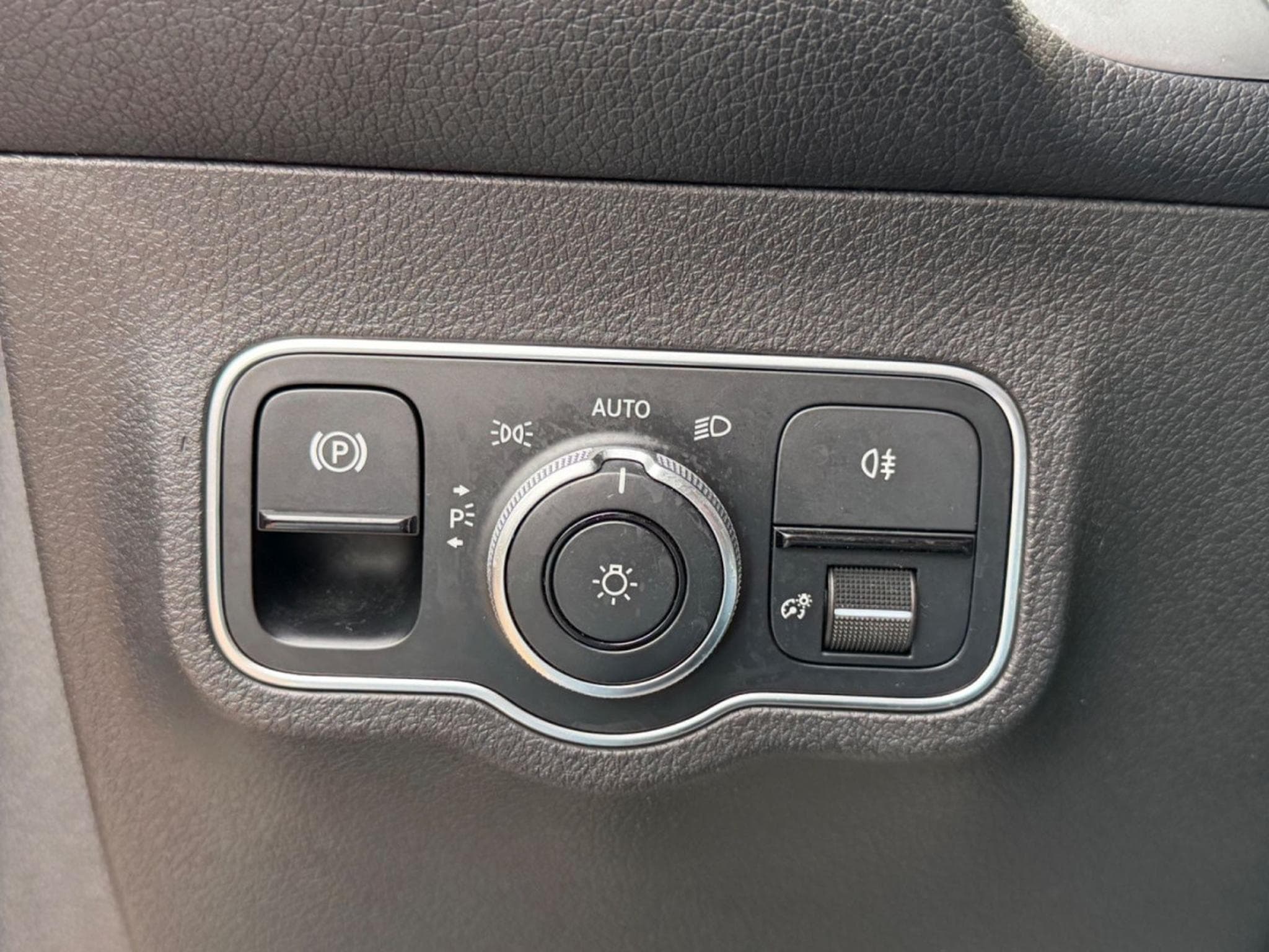 Mercedes GLB 250 4Matic AMG Line / Panoramaschiebedach / (2020) - Foto 12