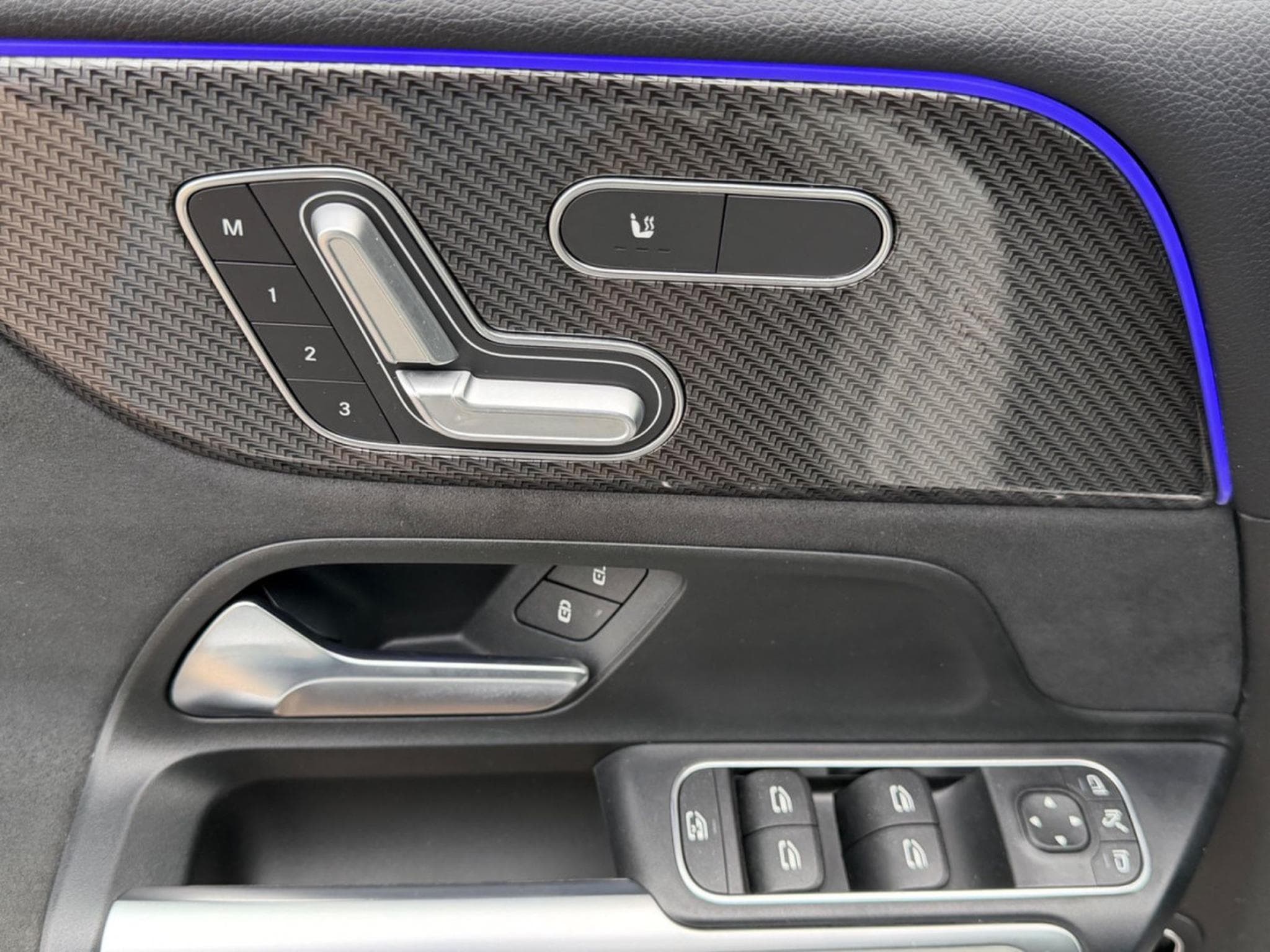 Mercedes GLB 250 4Matic AMG Line / Panoramaschiebedach / (2020) - Foto 13