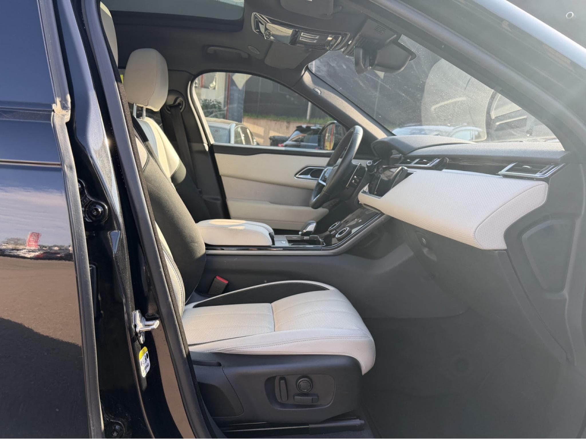 Land-Rover Range Rover Velar NEW MODEL P400 AWD R-DYNAMIC MERIDIAN PANO CUIR NAVI 1 HAND (2023) - Foto 4