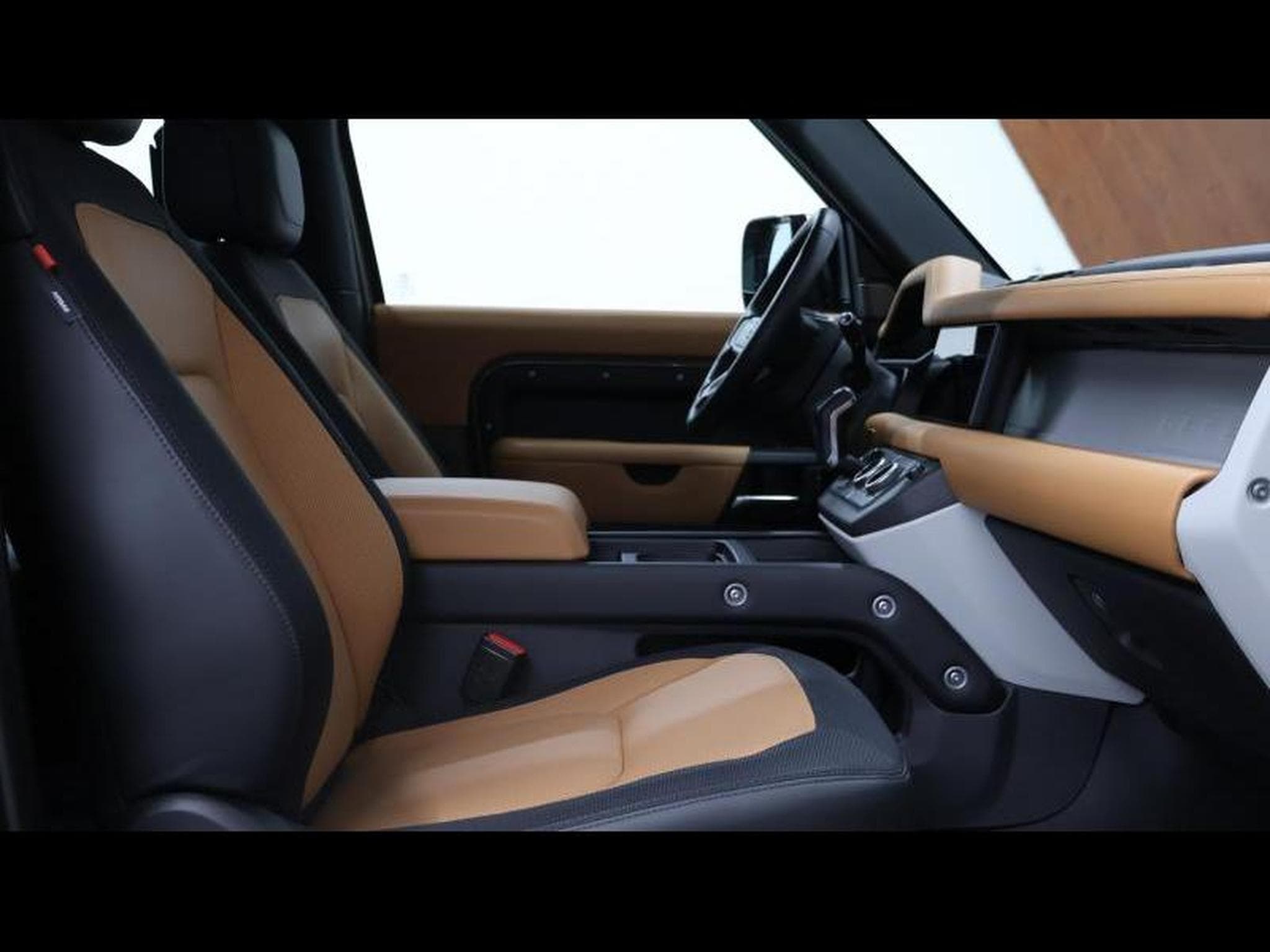 Land-Rover Defender 90 P400 X-Dynamic (2022) - Photo 11