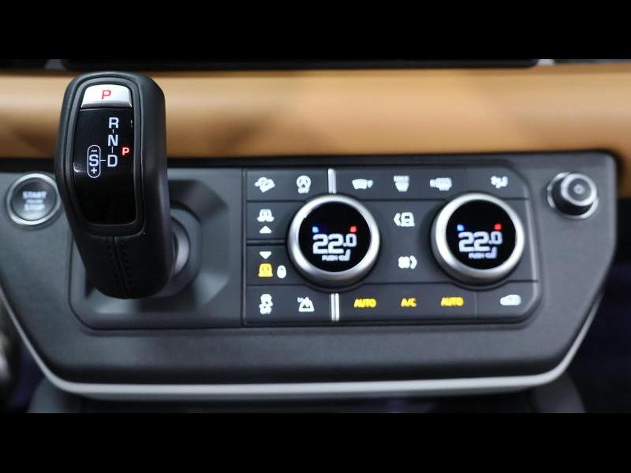 Land-Rover Defender 90 P400 X-Dynamic (2022) - Photo 18