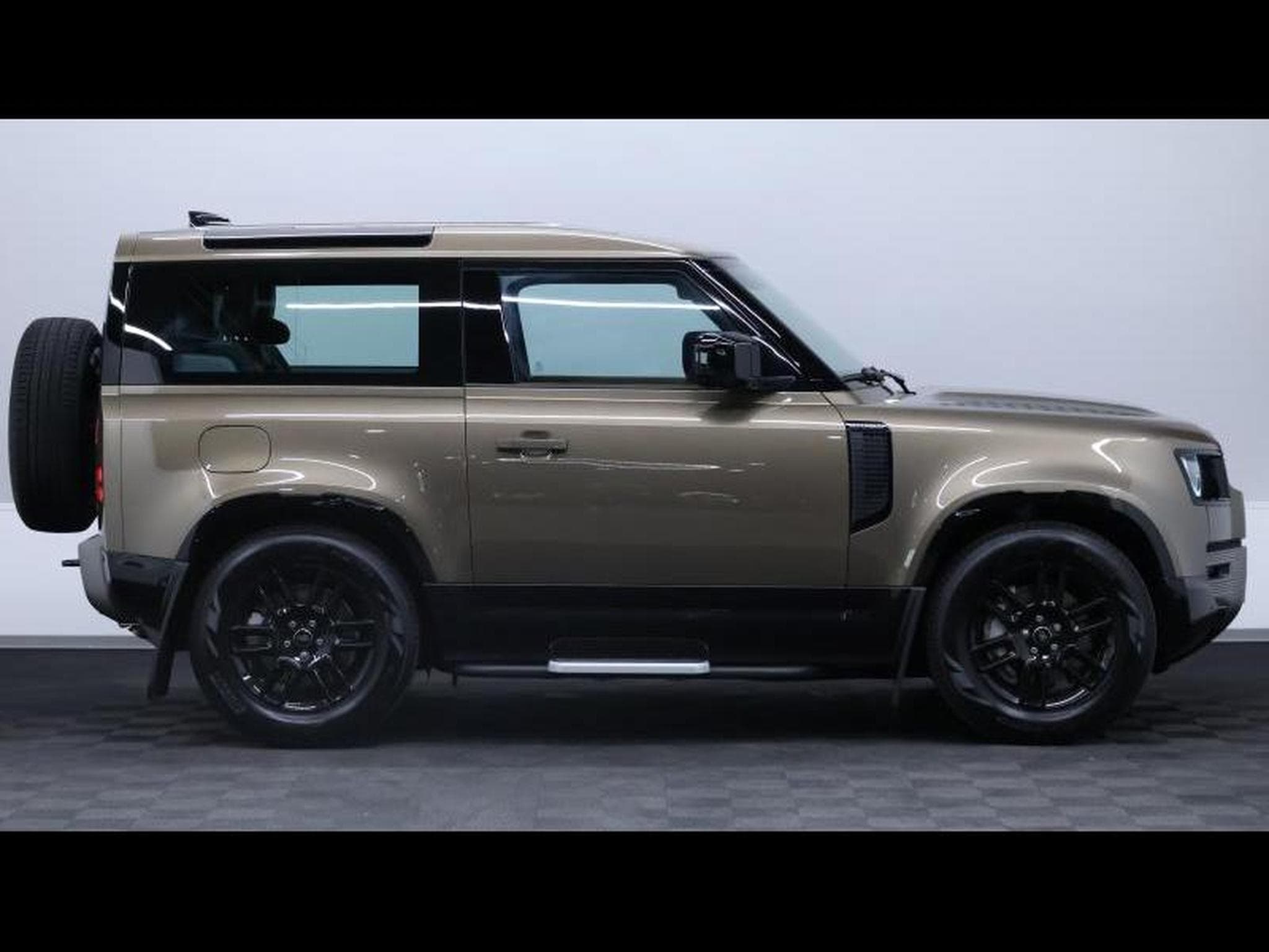 Land-Rover Defender 90 P400 X-Dynamic (2022) - Photo 4