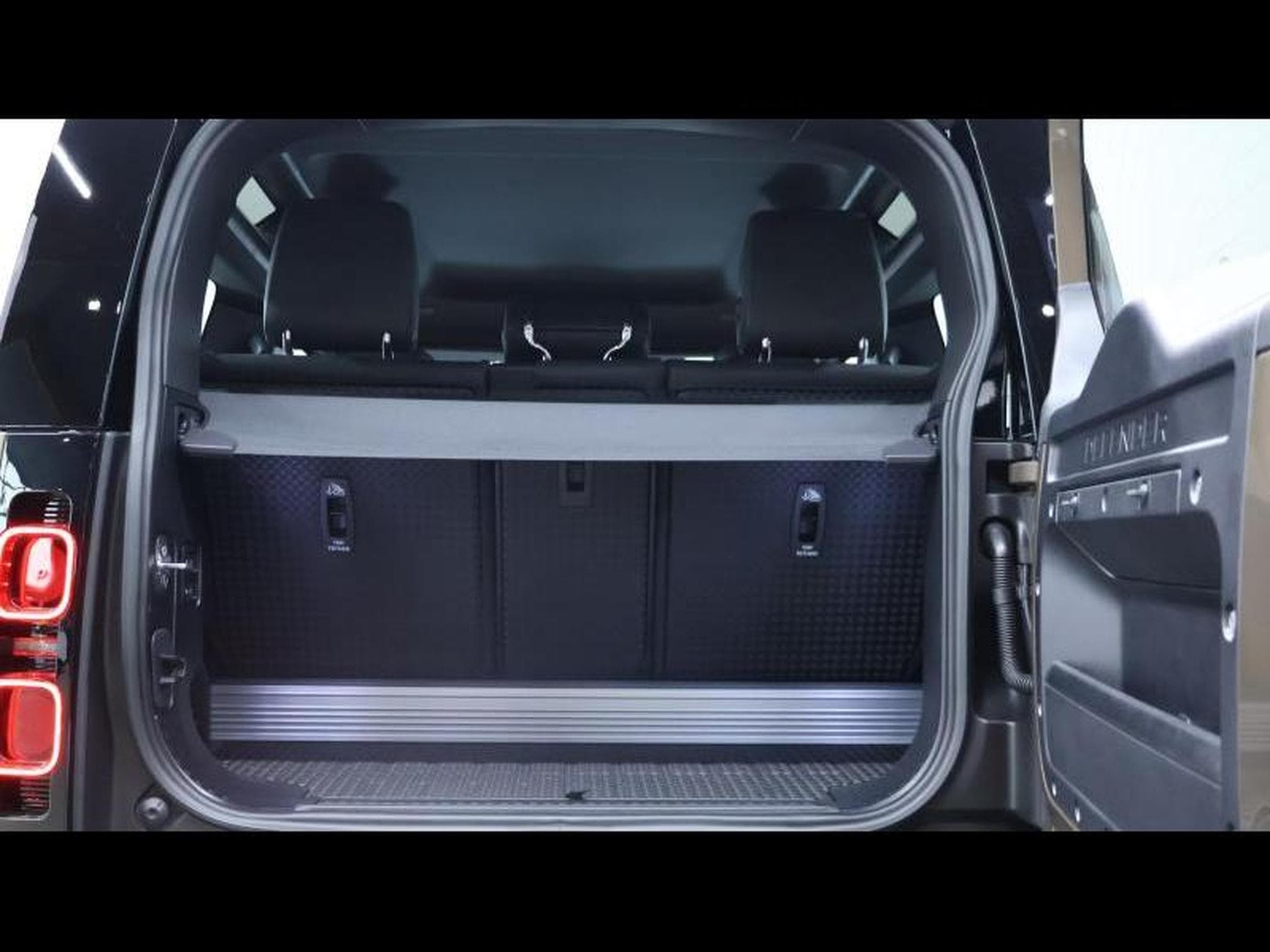 Land-Rover Defender 90 P400 X-Dynamic (2022) - Photo 7