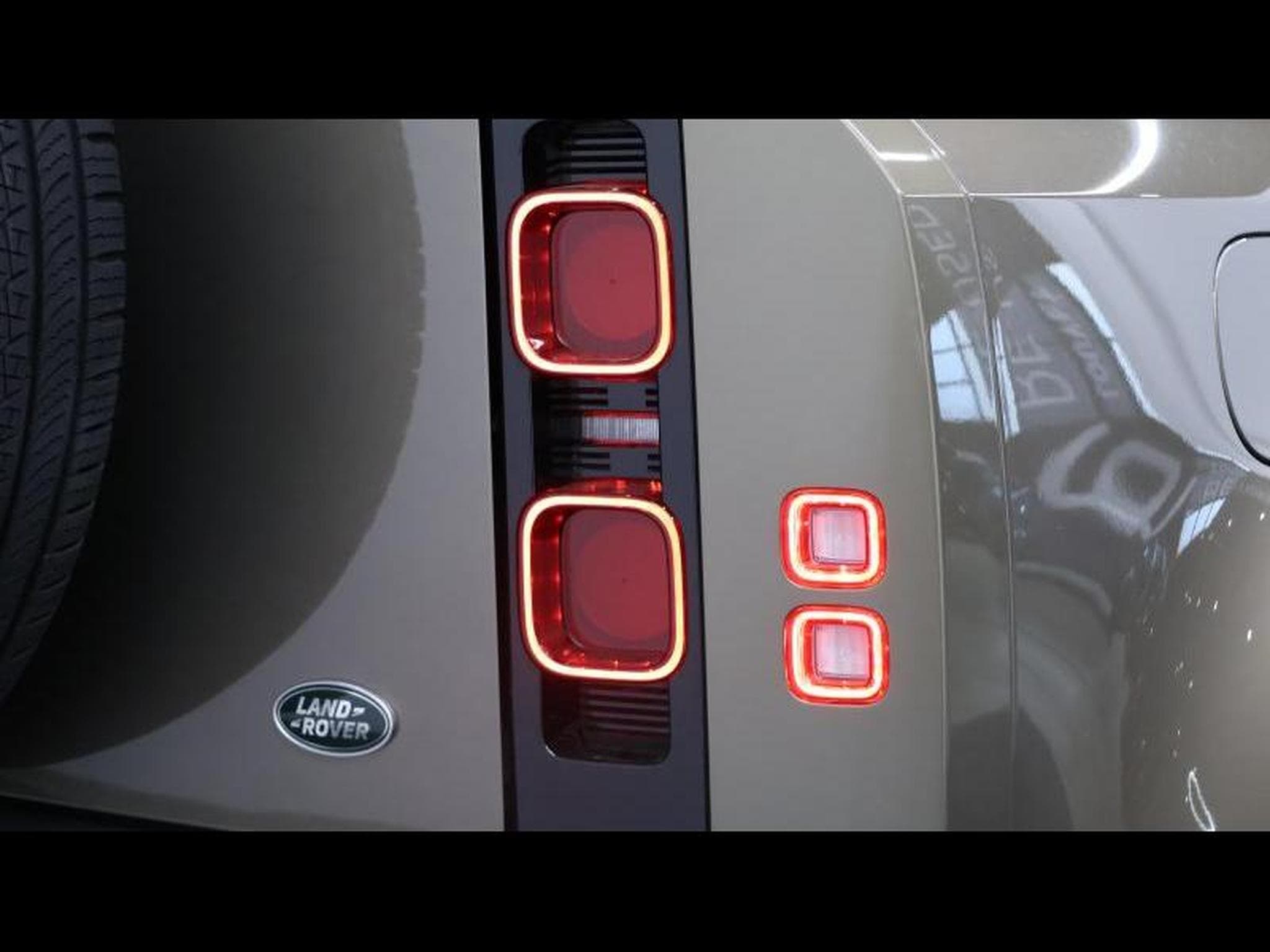 Land-Rover Defender 90 P400 X-Dynamic (2022) - Photo 9