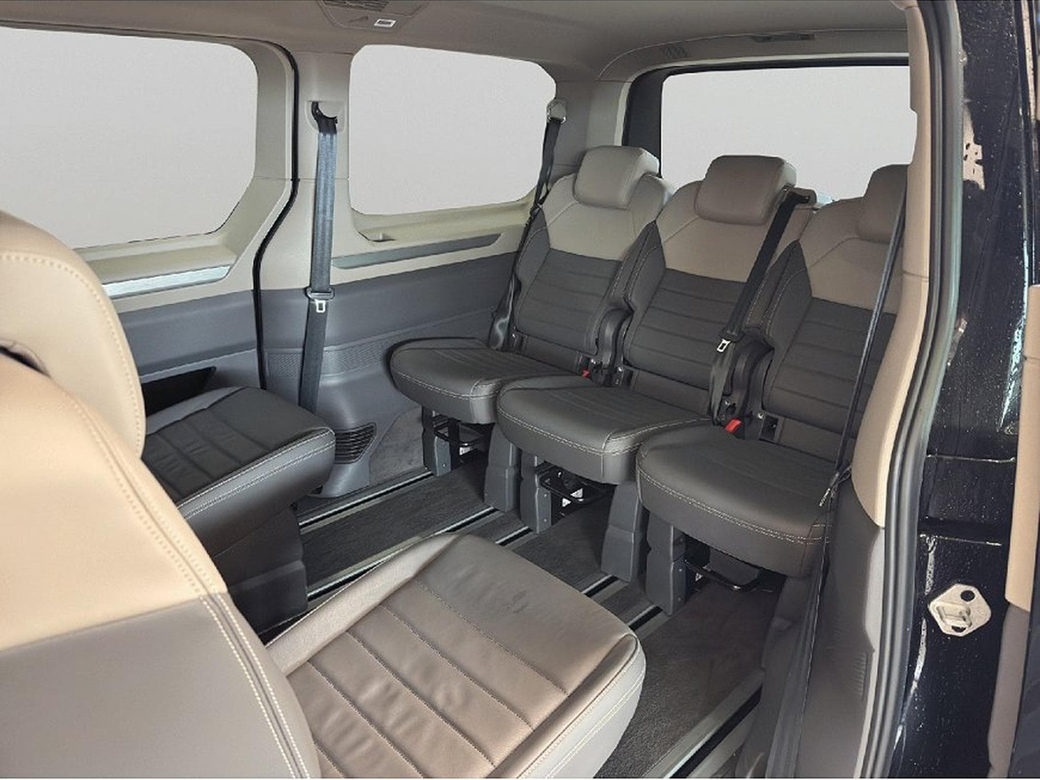 VW Multivan (2024) - Photo 11