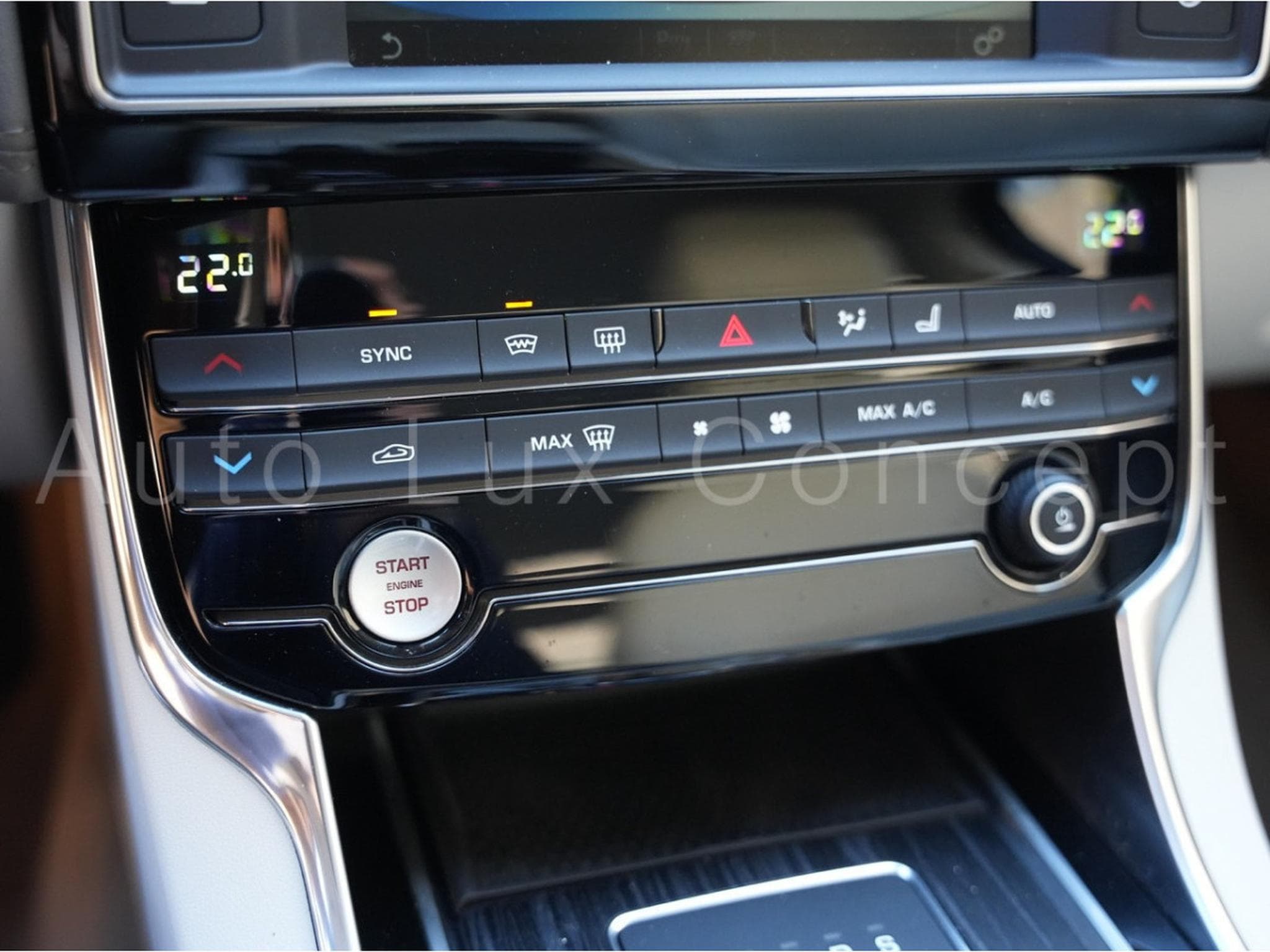 Jaguar XE Portfolio 20t (2016) - Photo 20