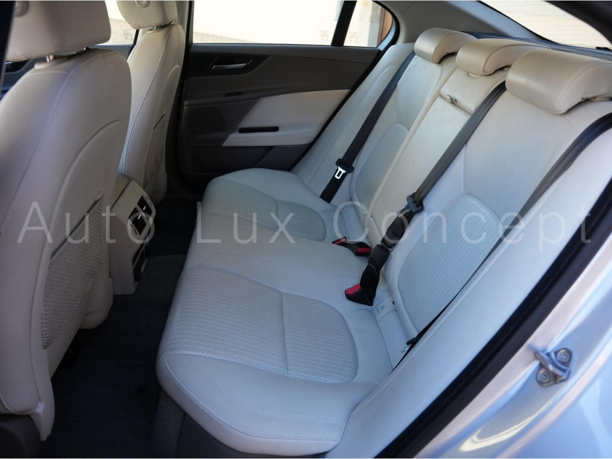 Jaguar XE Portfolio 20t (2016) - Photo 9