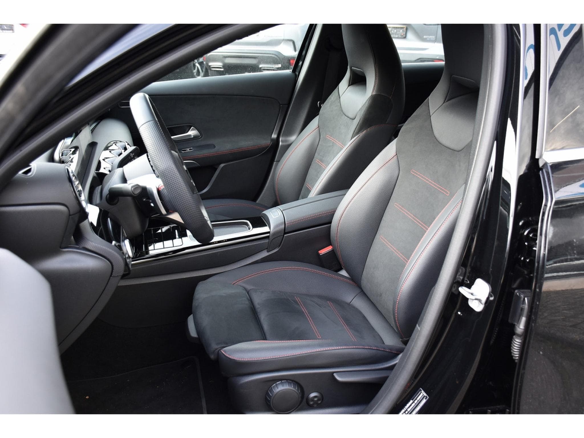 Mercedes A 200 AMG Line 7G-Tronic GPS LANE CAM PARK KEYLESS 1° MAIN (2025) - Photo 6