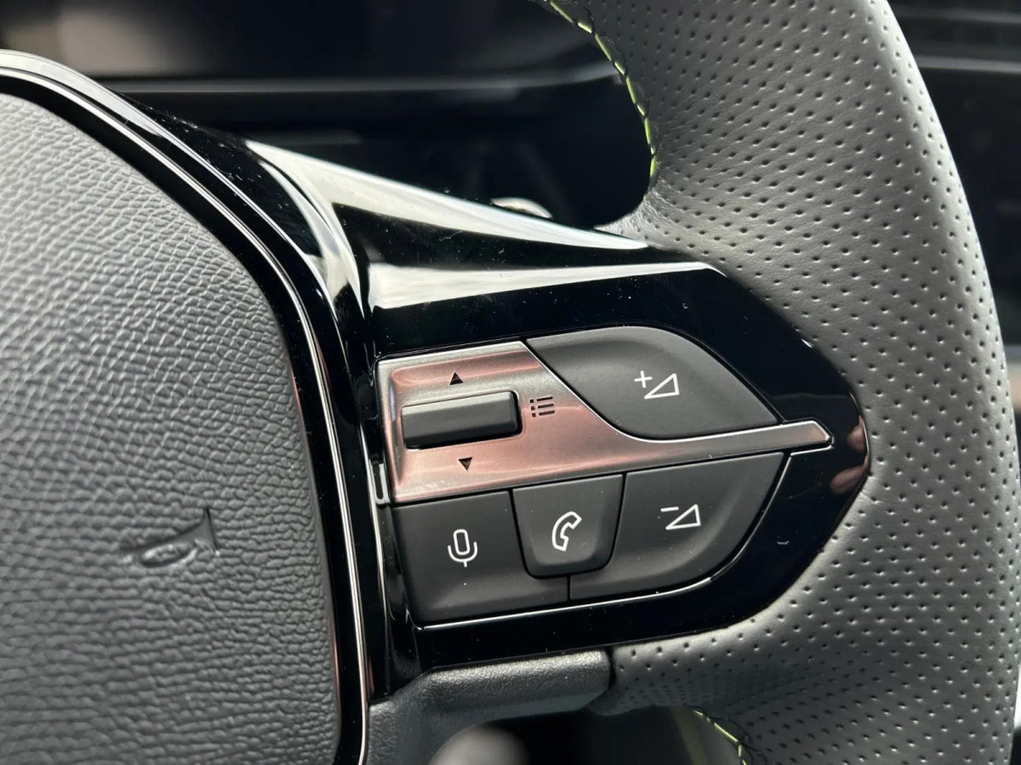 Peugeot 308 1.2 PureTech 145 e-DSC6 GT (2025) - Photo 11