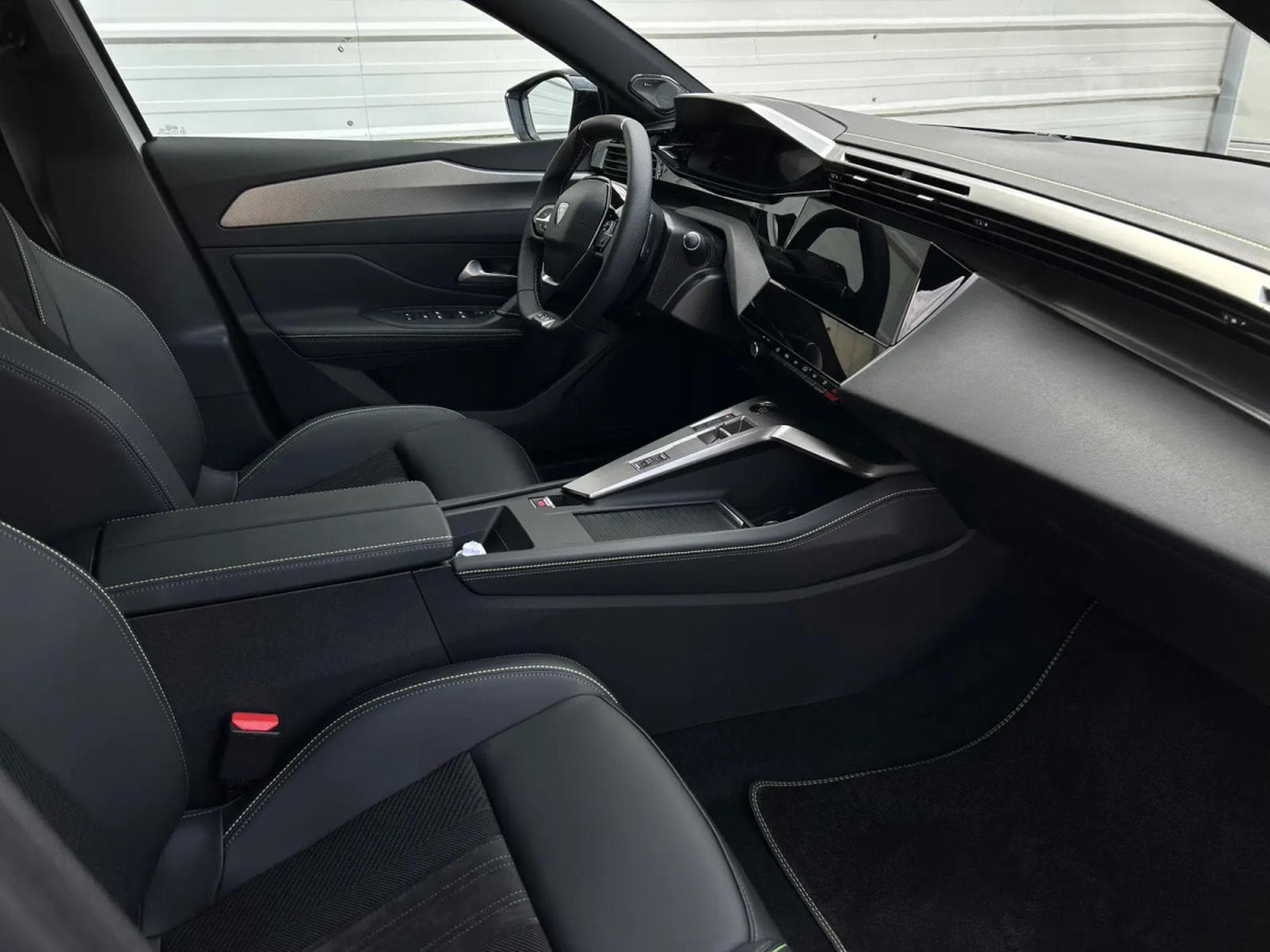 Peugeot 308 1.2 PureTech 145 e-DSC6 GT (2025) - Photo 8