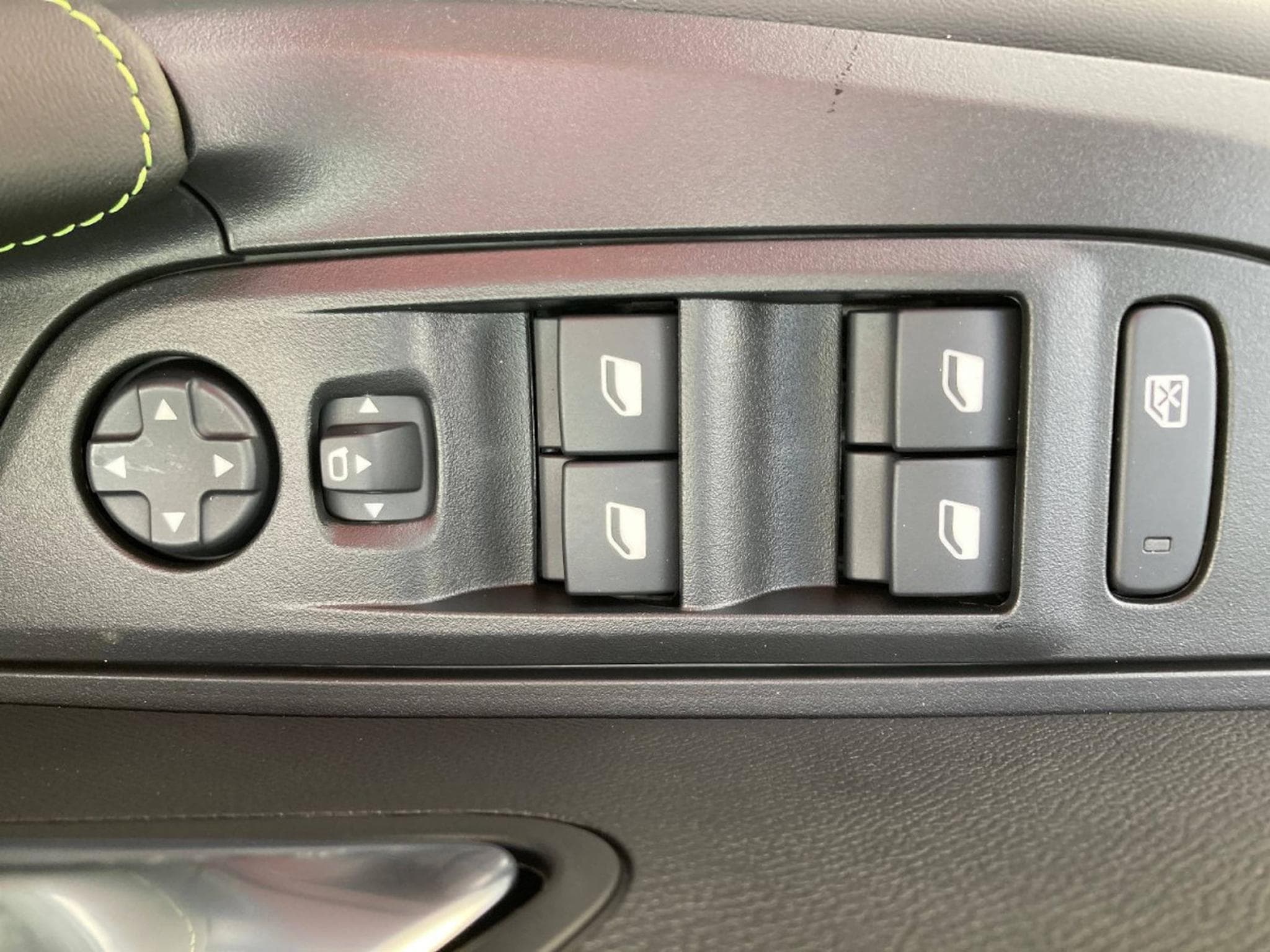 Peugeot 2008 1.2 Hybrid 145 E-DSC6 GT (2025) - Photo 11