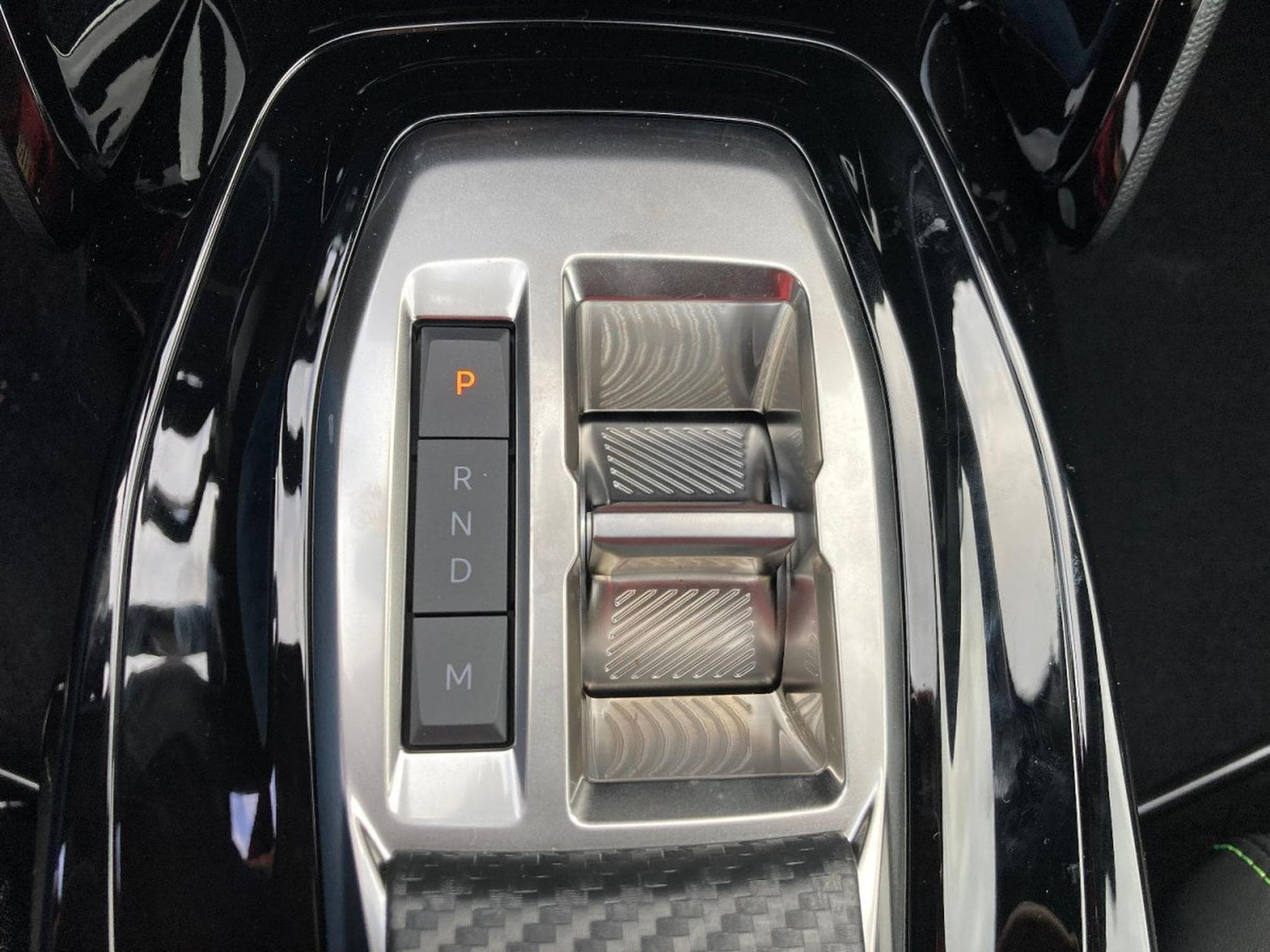 Peugeot 2008 1.2 Hybrid 145 E-DSC6 GT (2025) - Photo 15