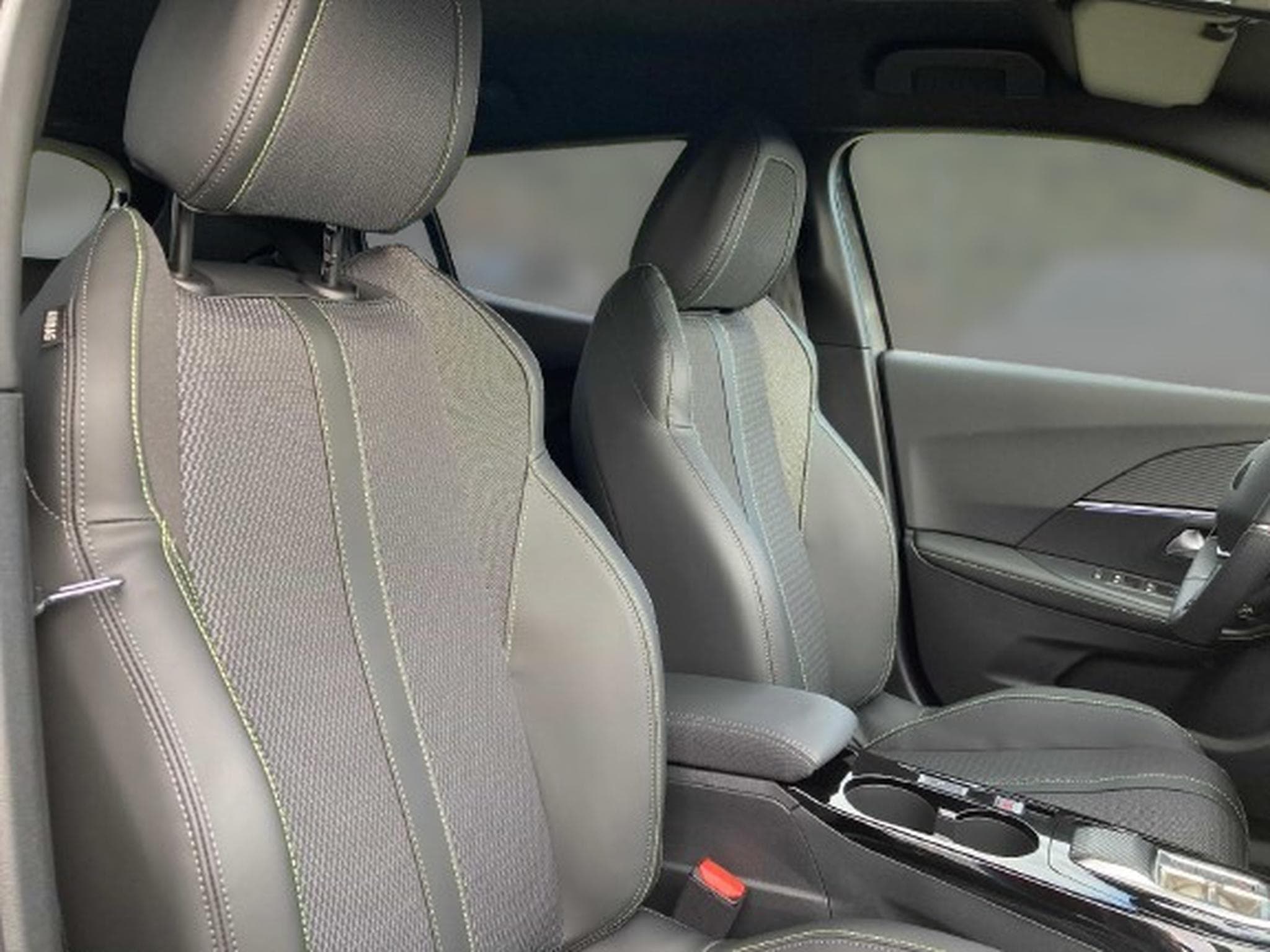 Peugeot 2008 1.2 Hybrid 145 E-DSC6 GT (2025) - Photo 17