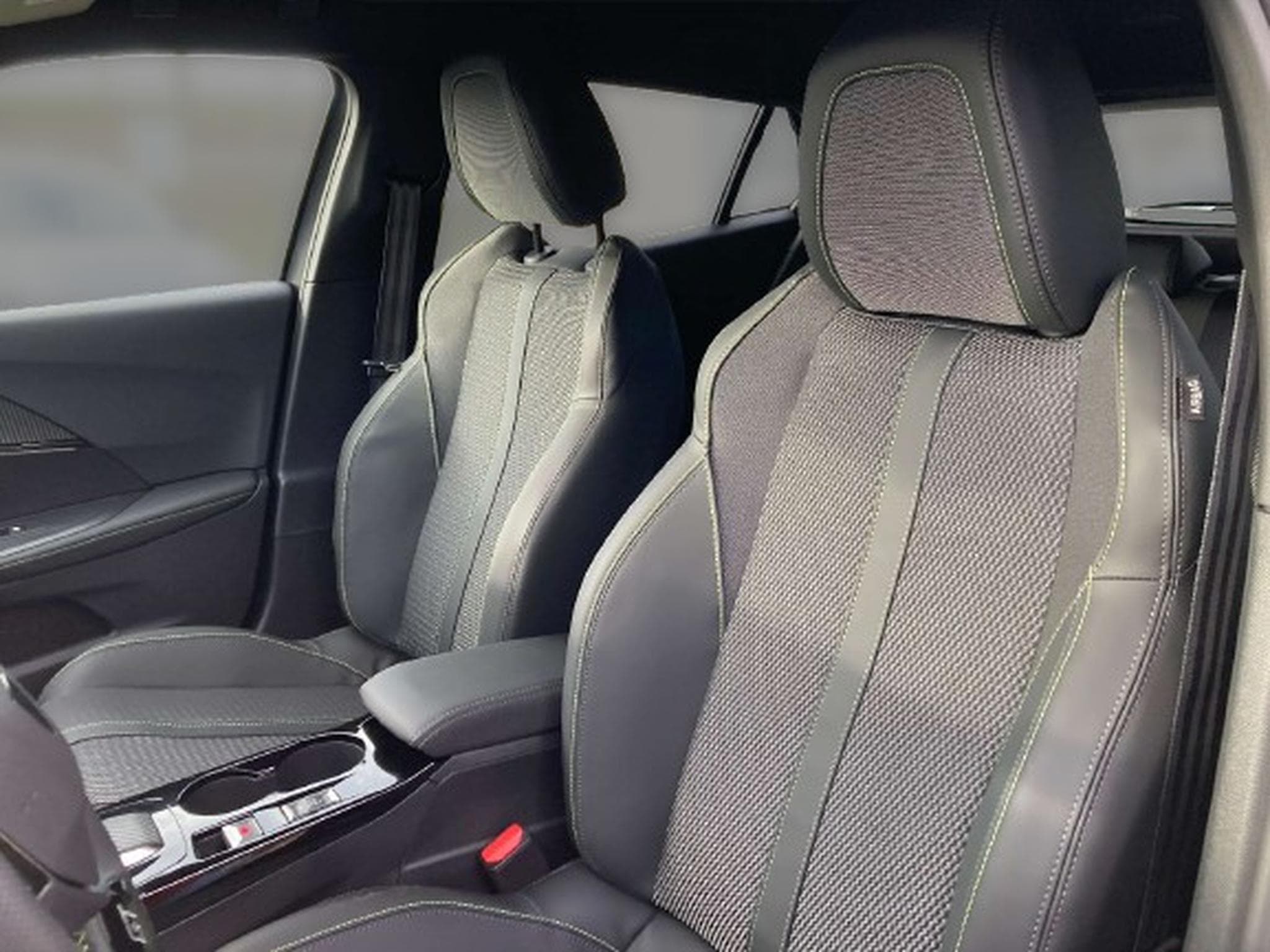 Peugeot 2008 1.2 Hybrid 145 E-DSC6 GT (2025) - Photo 9