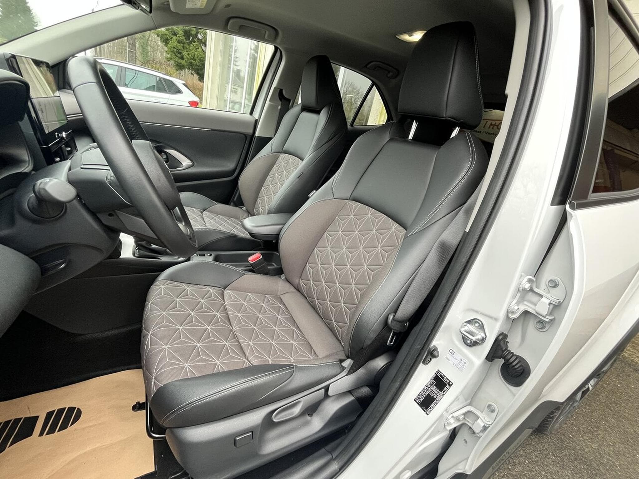 Toyota Yaris Cross 1.5 hybride 130 ch Dynamique + (2024) - Photo 12