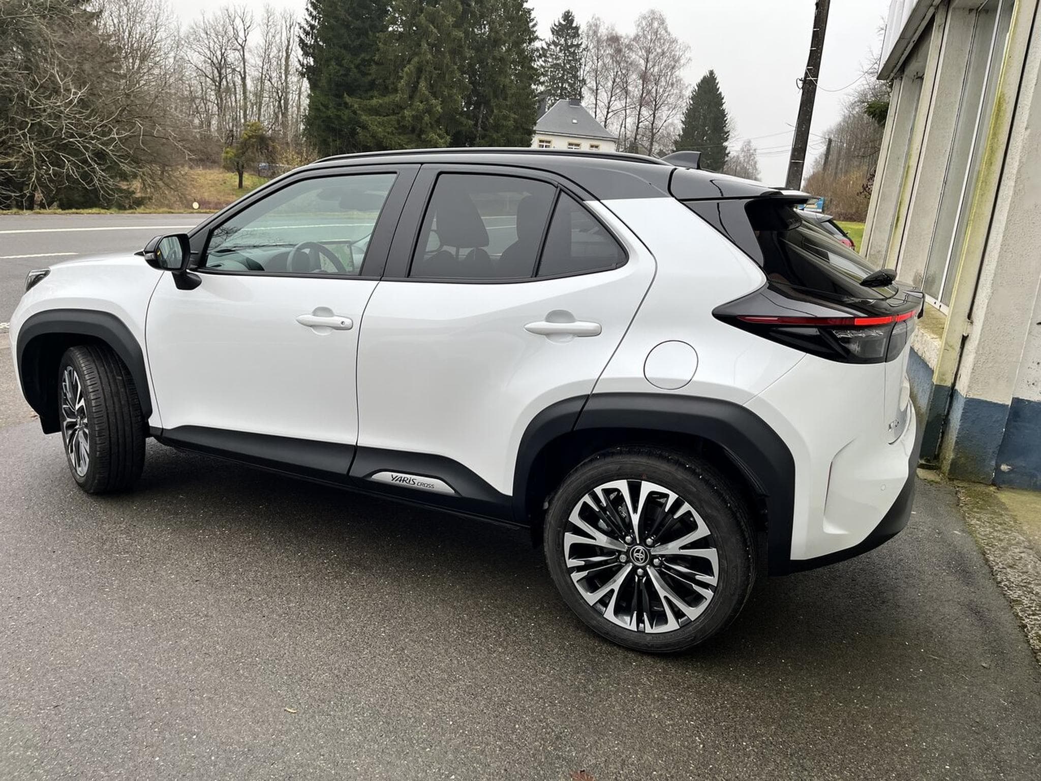 Toyota Yaris Cross 1.5 hybride 130 ch Dynamique + (2024) - Photo 2
