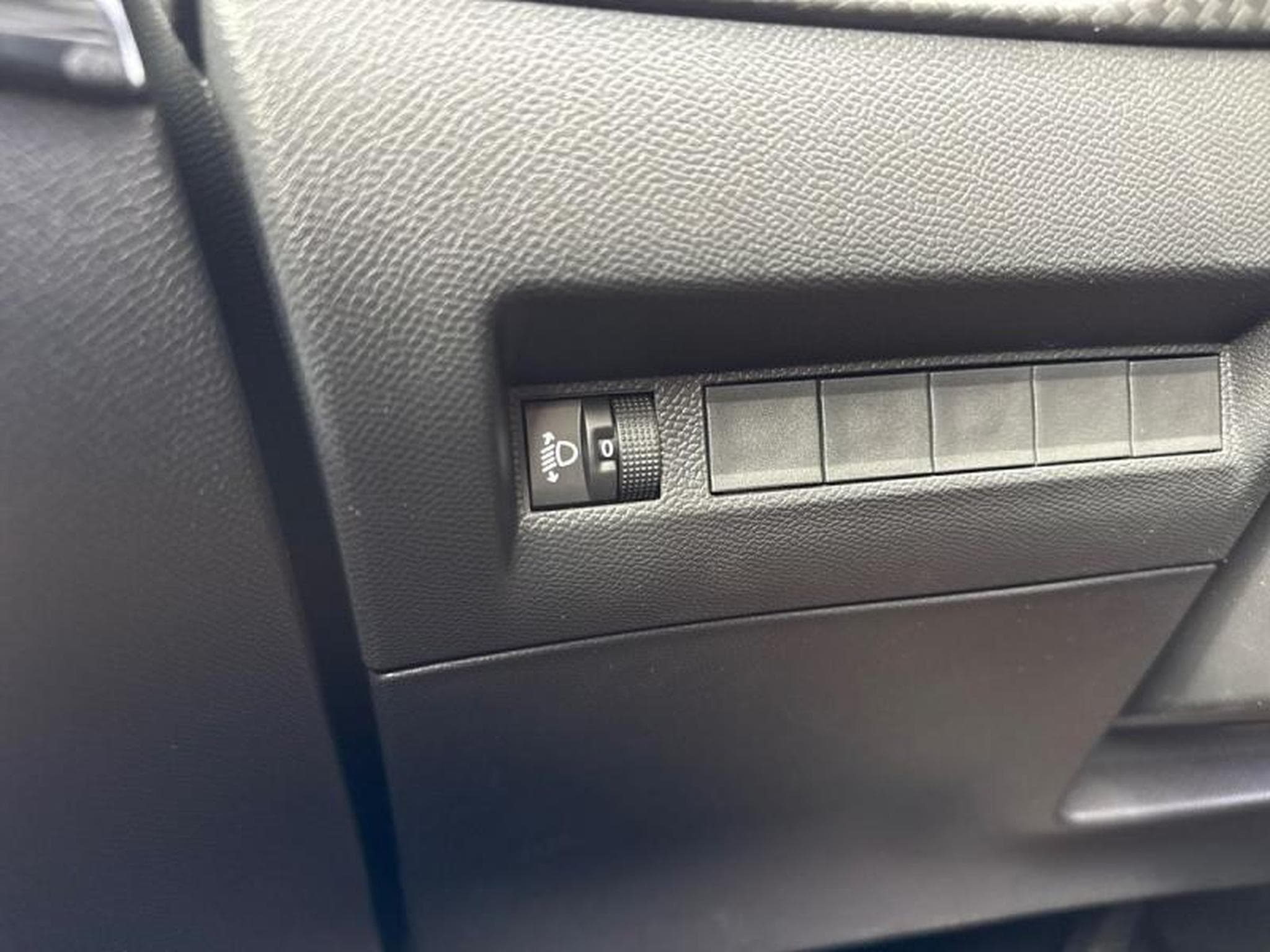 PEUGEOT 208 1.2 Hybrid 100ch Allure e-DCS6 (2024) - Photo 12