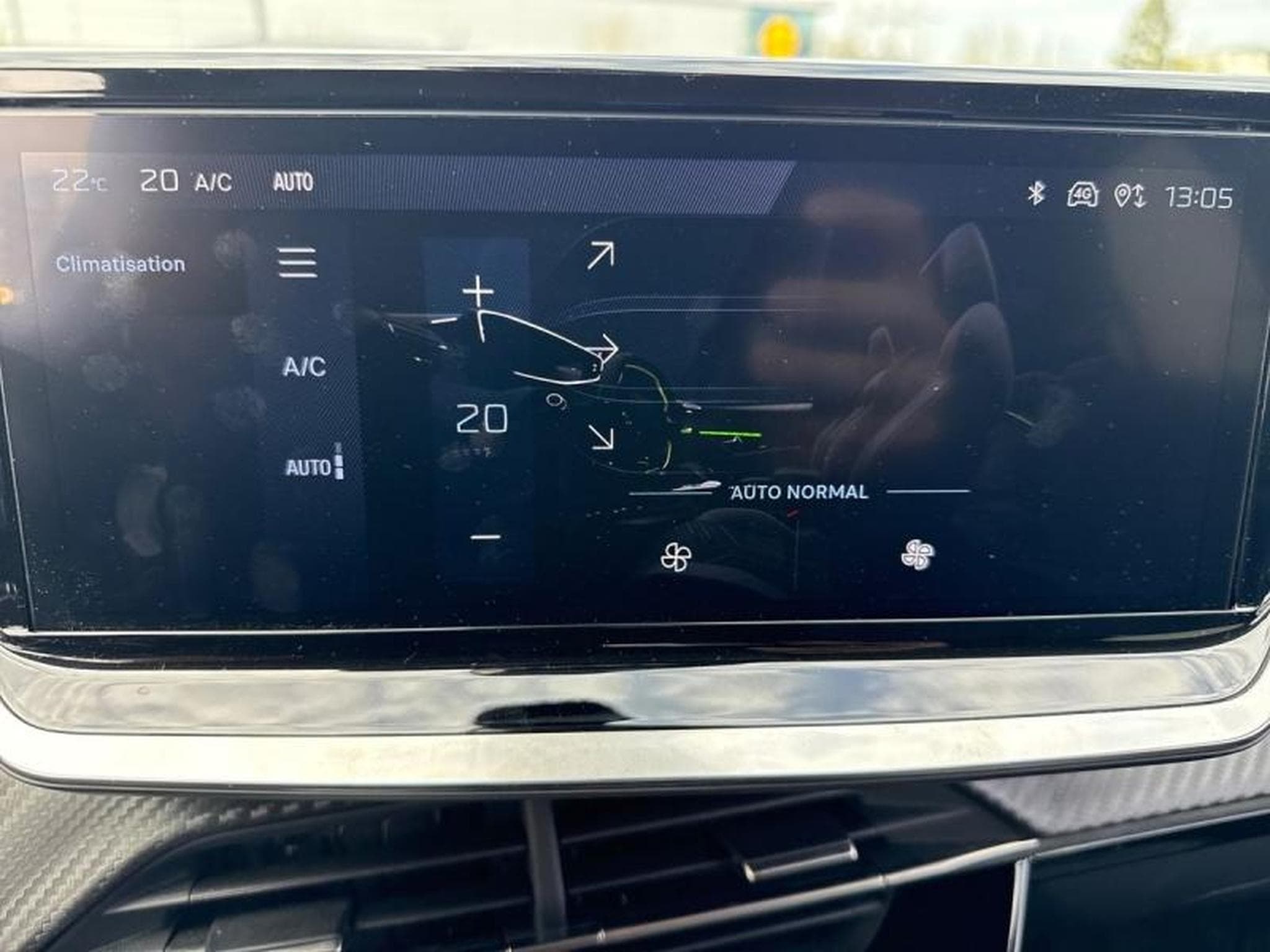 PEUGEOT 208 1.2 Hybrid 100ch Allure e-DCS6 (2024) - Photo 9