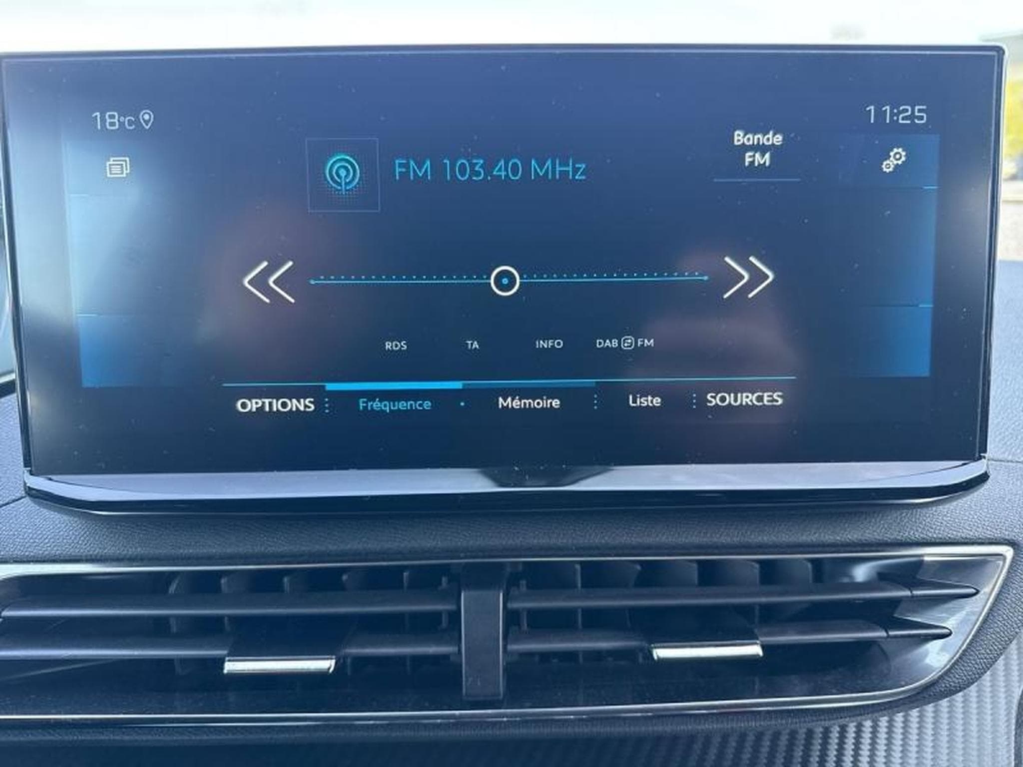 PEUGEOT 3008 1.2 PureTech 130ch S&S Allure Pack (2024) - Photo 11