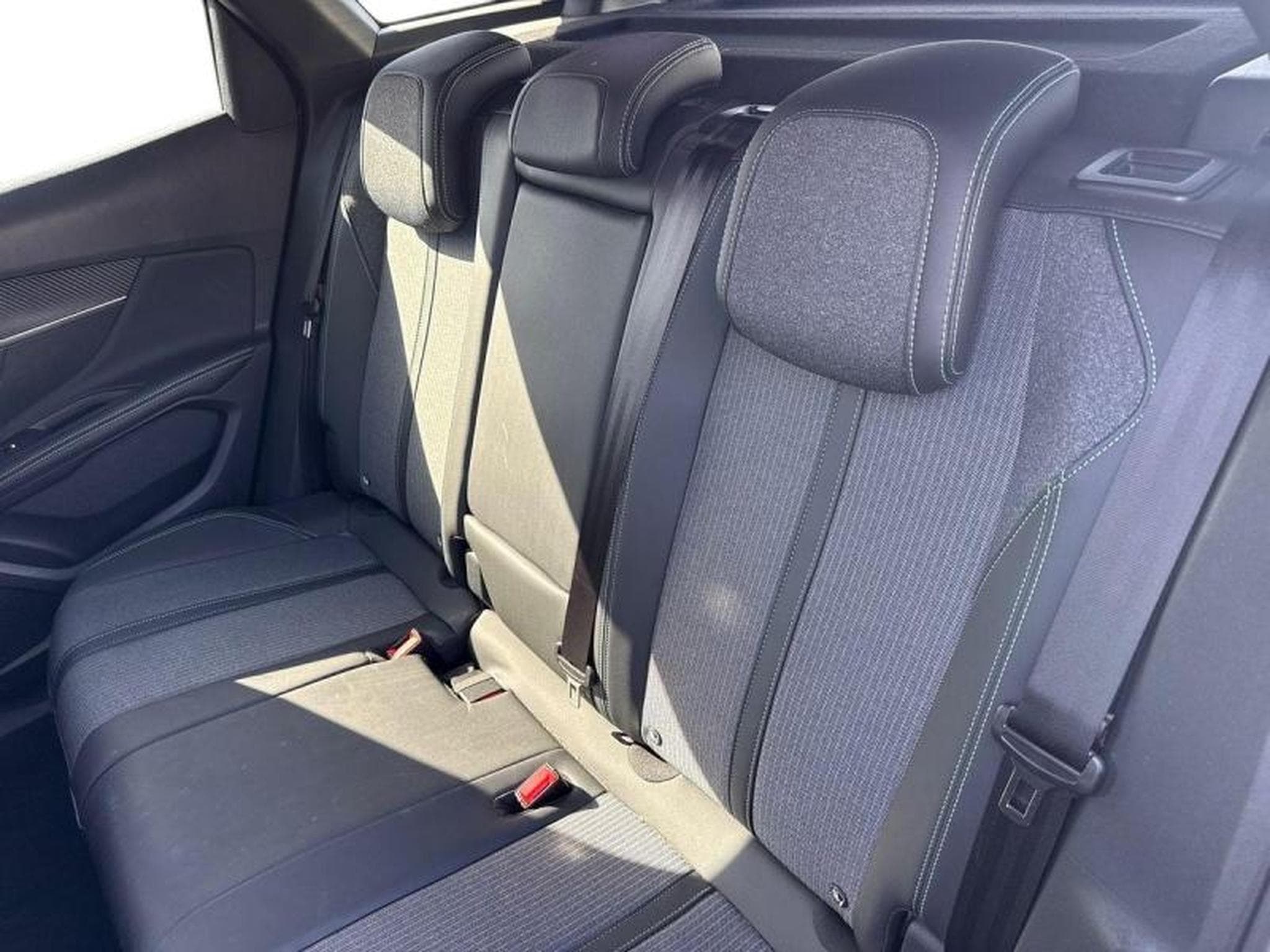 PEUGEOT 3008 1.2 PureTech 130ch S&S Allure Pack (2024) - Photo 5