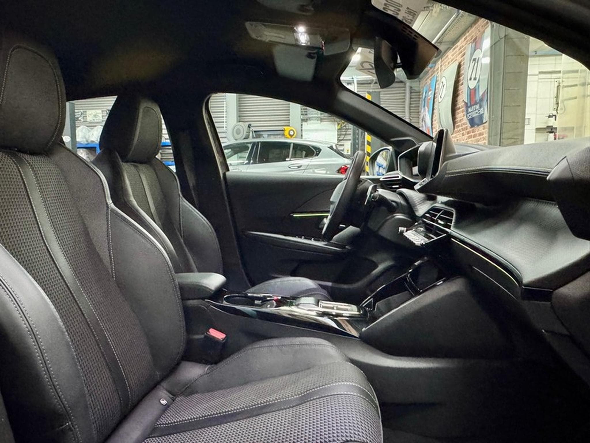 Peugeot 208 208 131cv Auto GT Navig/SiègCh/ClimA/Cam/Temp (2023) - Photo 8