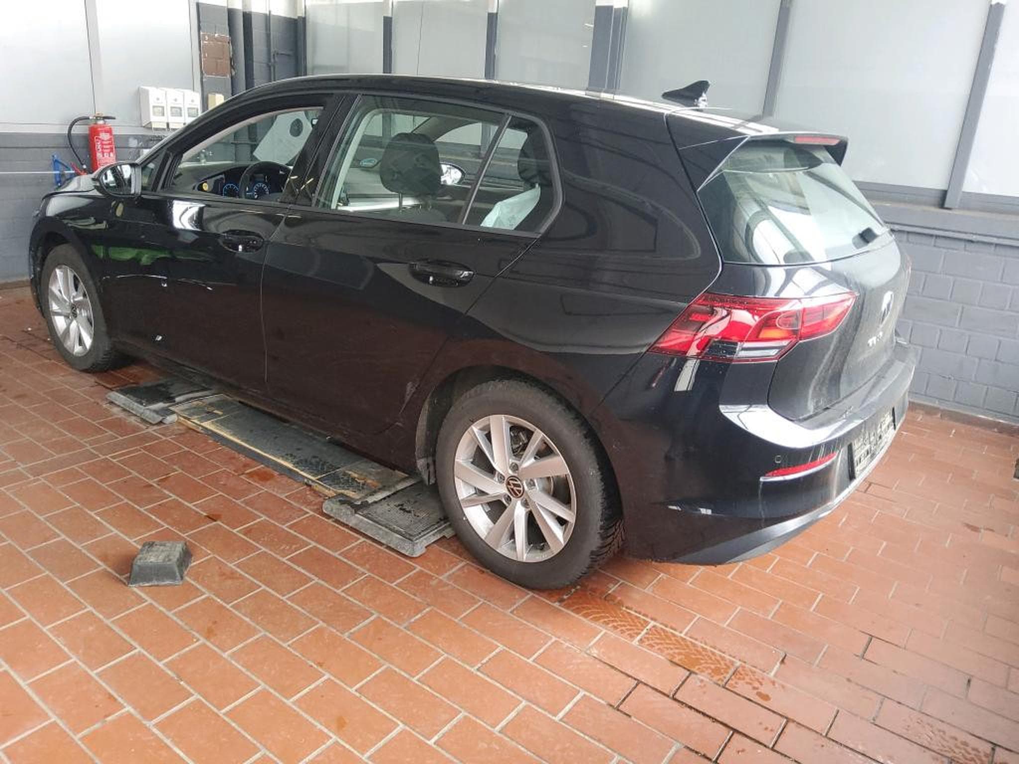 VW Golf Life 2.0 TDI BVM6 115 CV *ACC* APP CONNECT* *SIEGES CHAUFF* (2023) - Photo 7