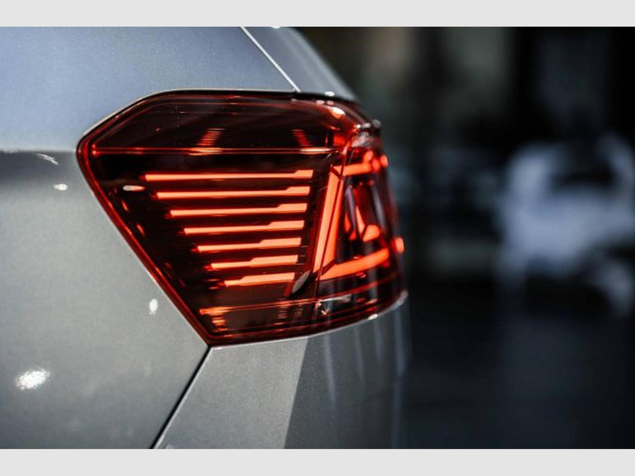 VW Passat Passat 2.0 TDI DSG 3x R-Line NAVI IQ-LED RFK AHK (2023) - Foto 10