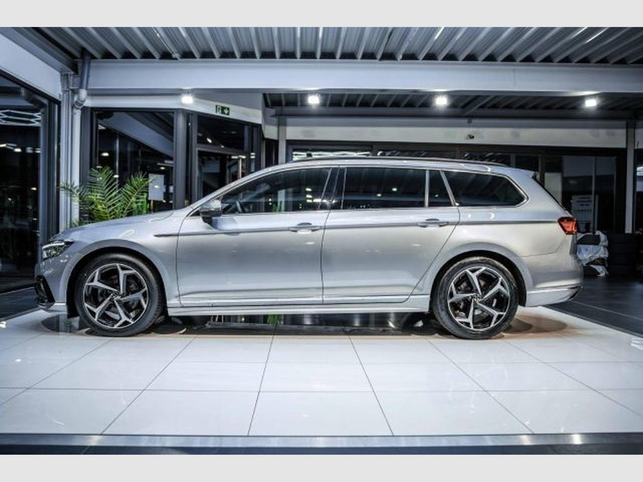 VW Passat Passat 2.0 TDI DSG 3x R-Line NAVI IQ-LED RFK AHK (2023) - Foto 12