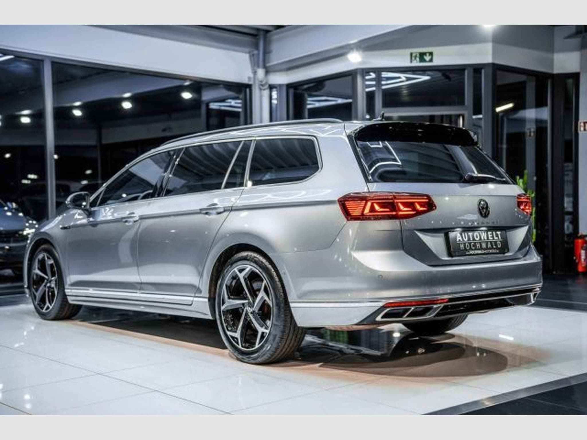 VW Passat Passat 2.0 TDI DSG 3x R-Line NAVI IQ-LED RFK AHK (2023) - Foto 13