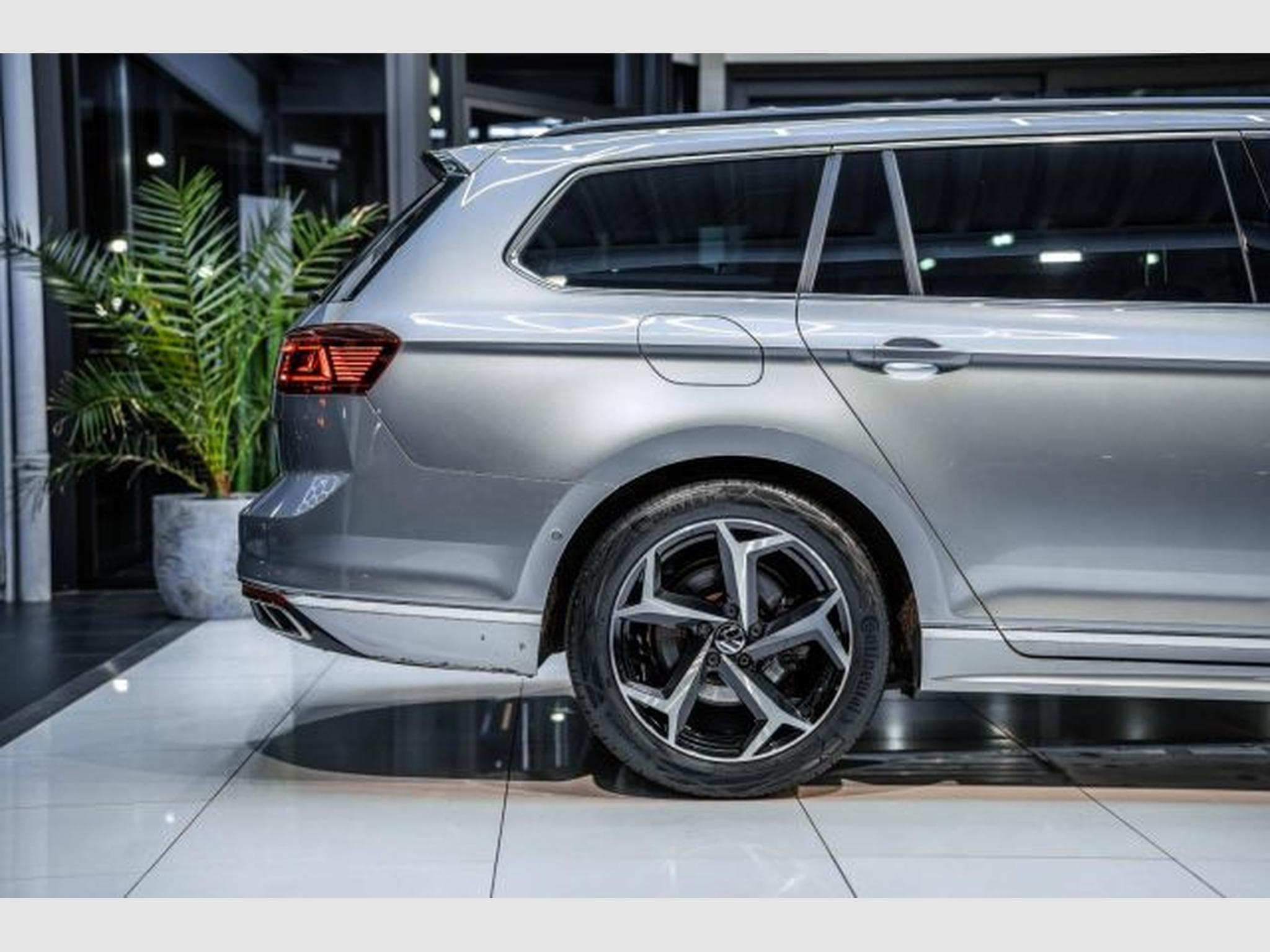 VW Passat Passat 2.0 TDI DSG 3x R-Line NAVI IQ-LED RFK AHK (2023) - Foto 9