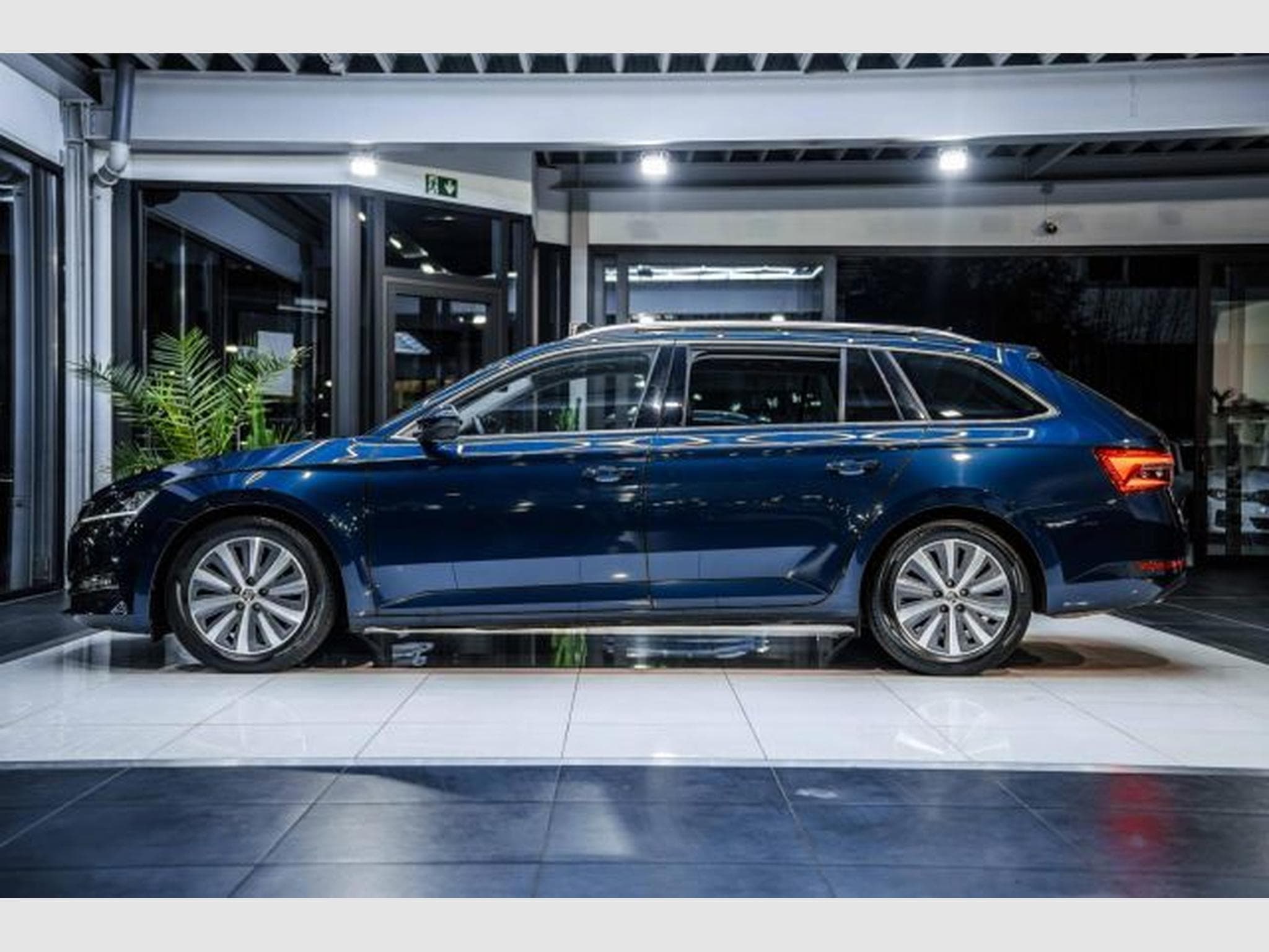 Skoda Superb Superb 2.0 TDI DSG Premium NAVI LED RFK AHK PANO (2021) - Photo 10