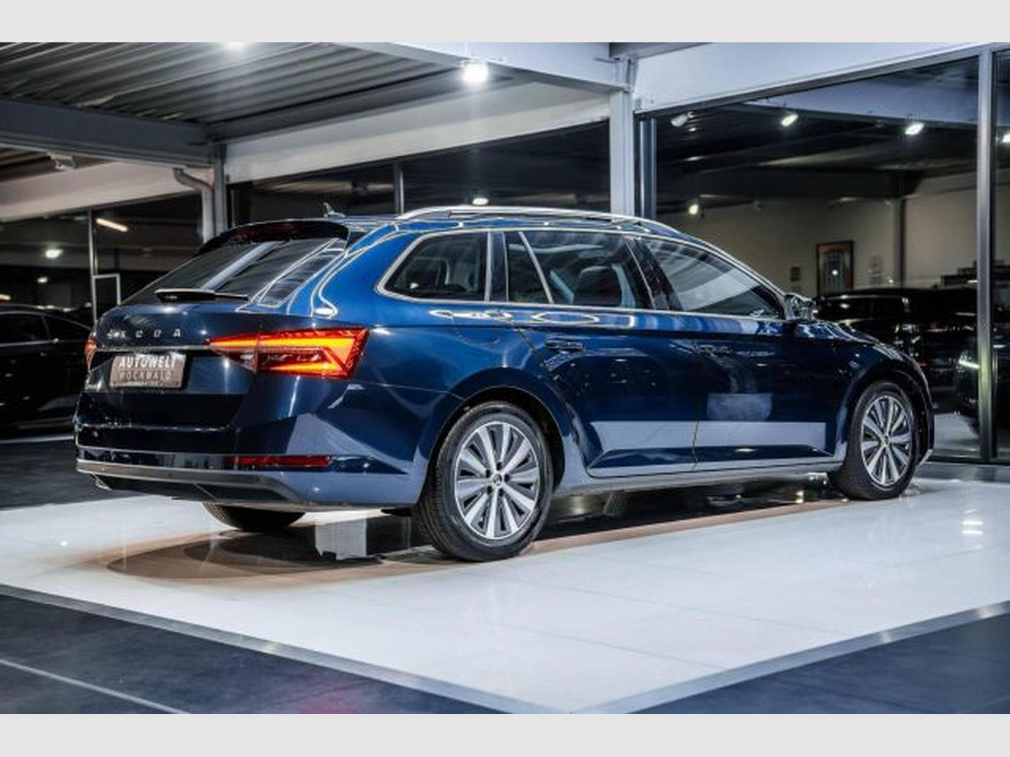 Skoda Superb Superb 2.0 TDI DSG Premium NAVI LED RFK AHK PANO (2021) - Photo 13