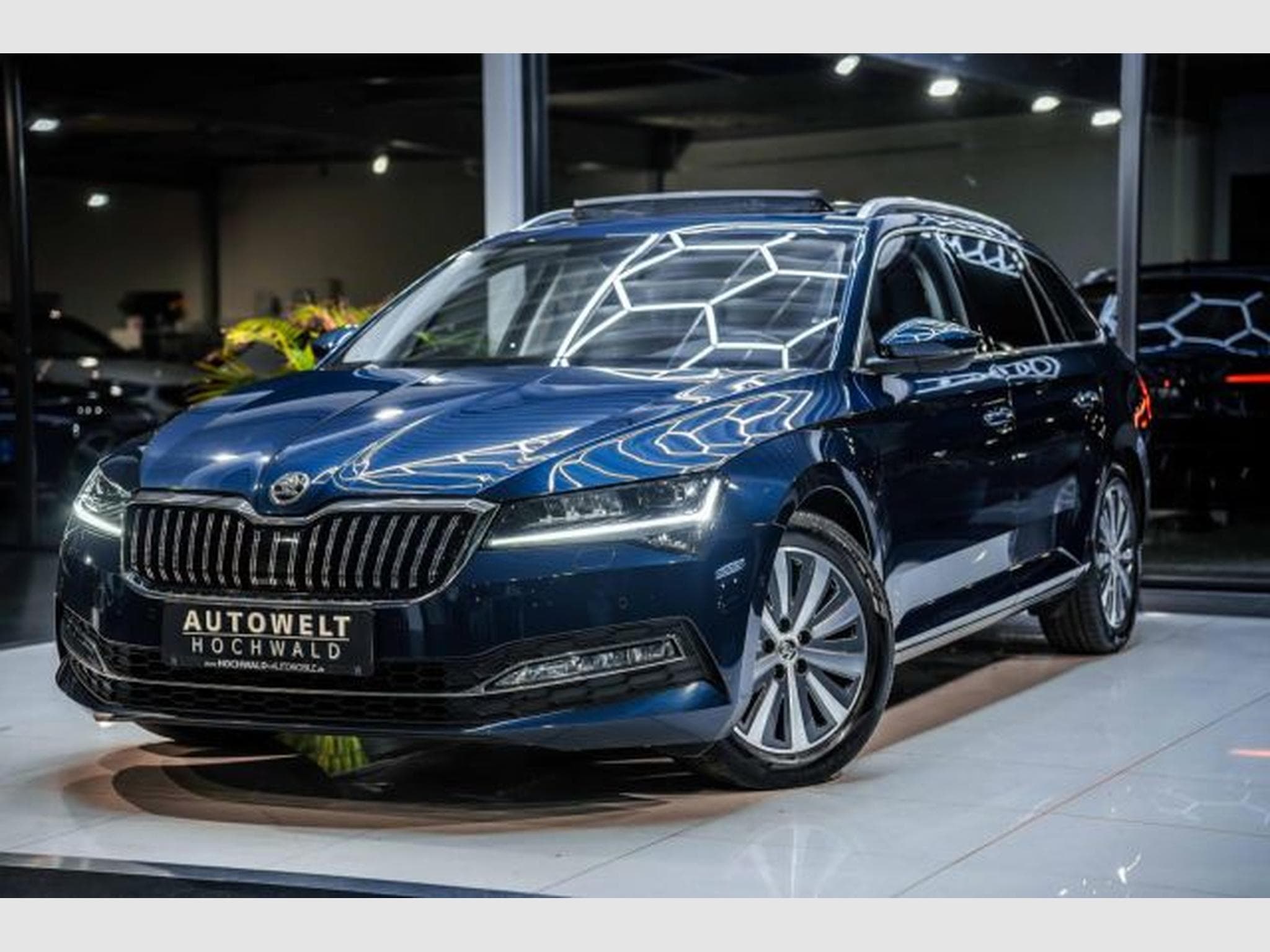 Skoda Superb Superb 2.0 TDI DSG Premium NAVI LED RFK AHK PANO (2021) - Photo 2