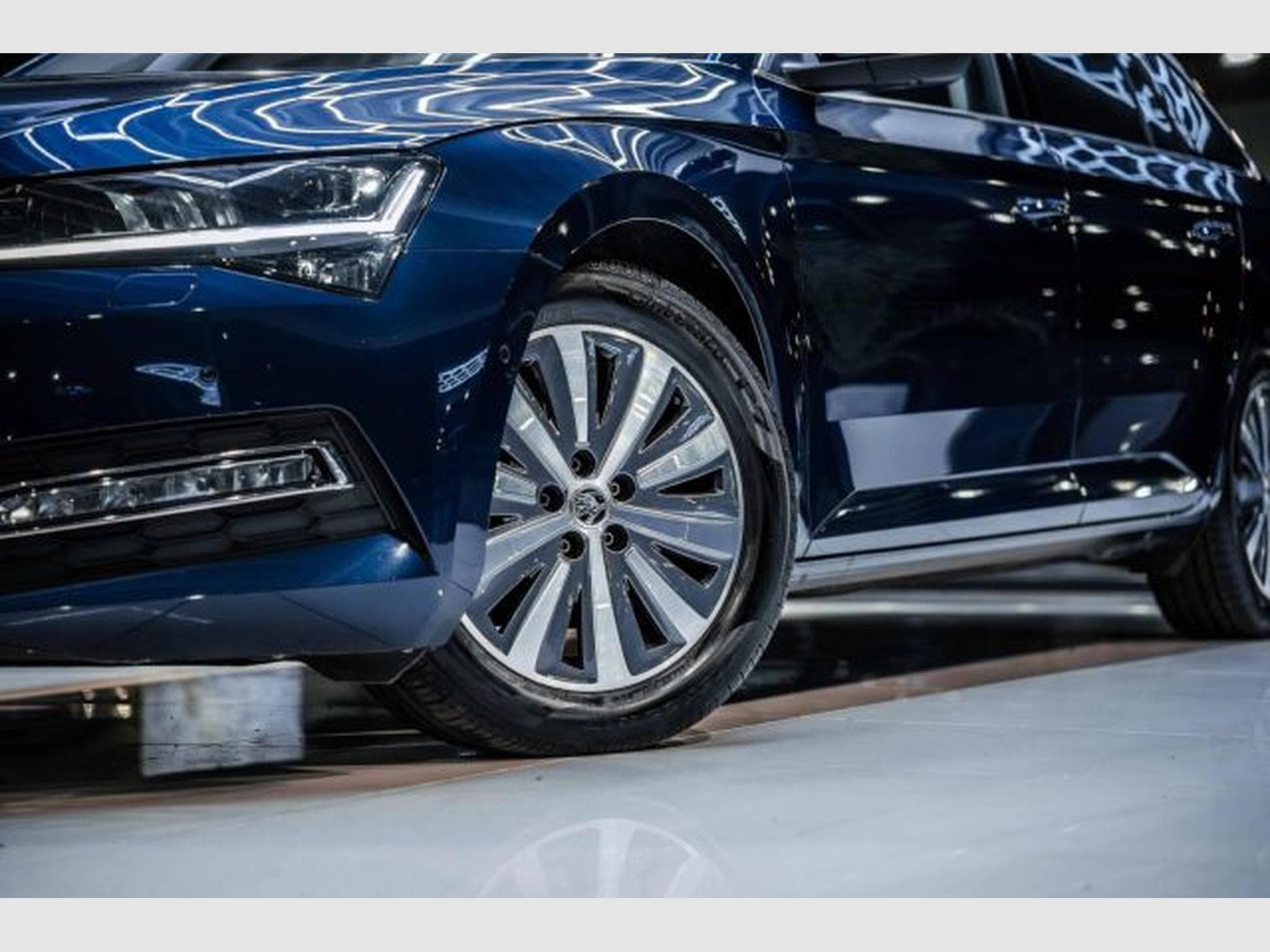 Skoda Superb Superb 2.0 TDI DSG Premium NAVI LED RFK AHK PANO (2021) - Photo 3