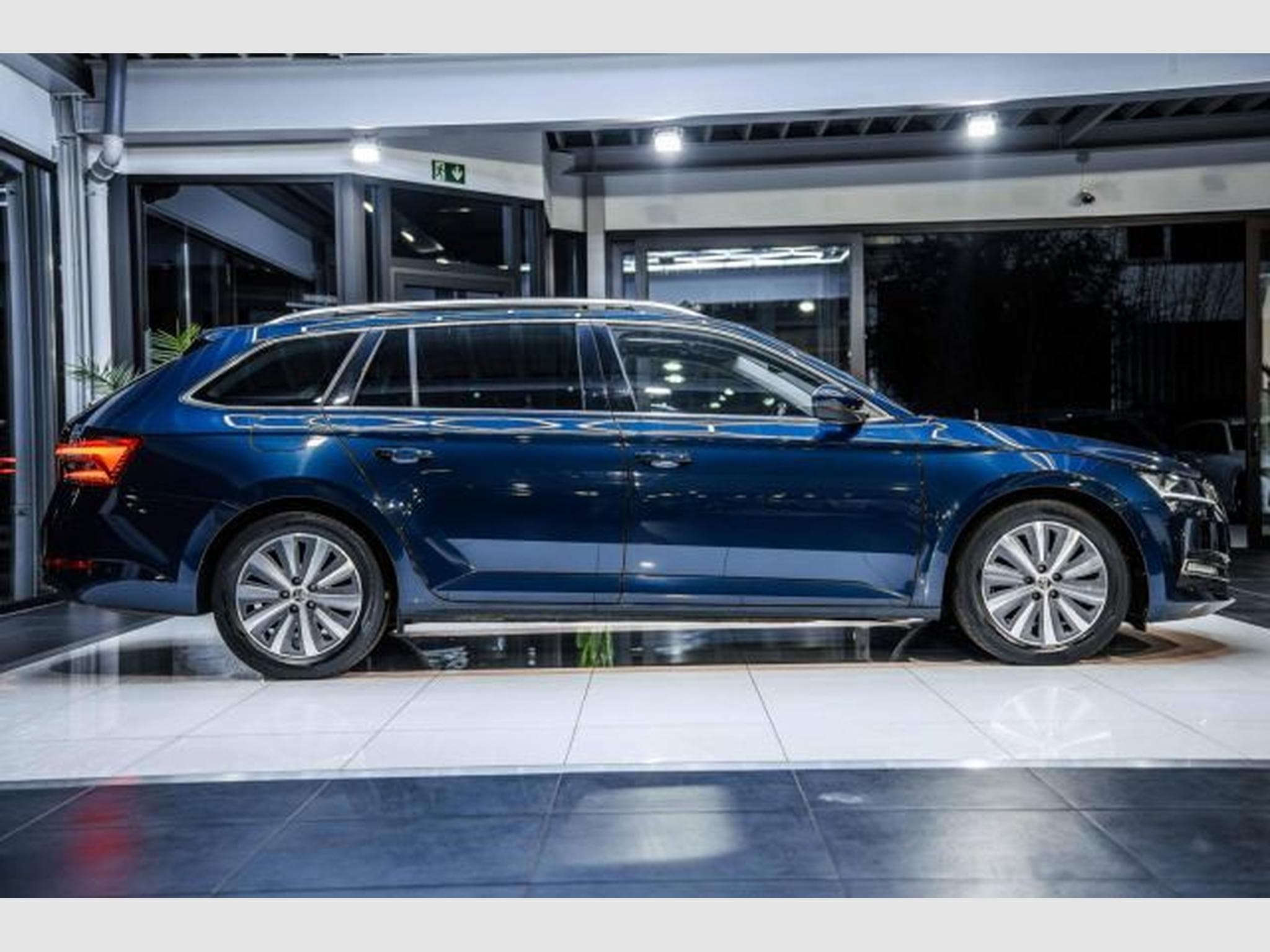 Skoda Superb Superb 2.0 TDI DSG Premium NAVI LED RFK AHK PANO (2021) - Photo 7