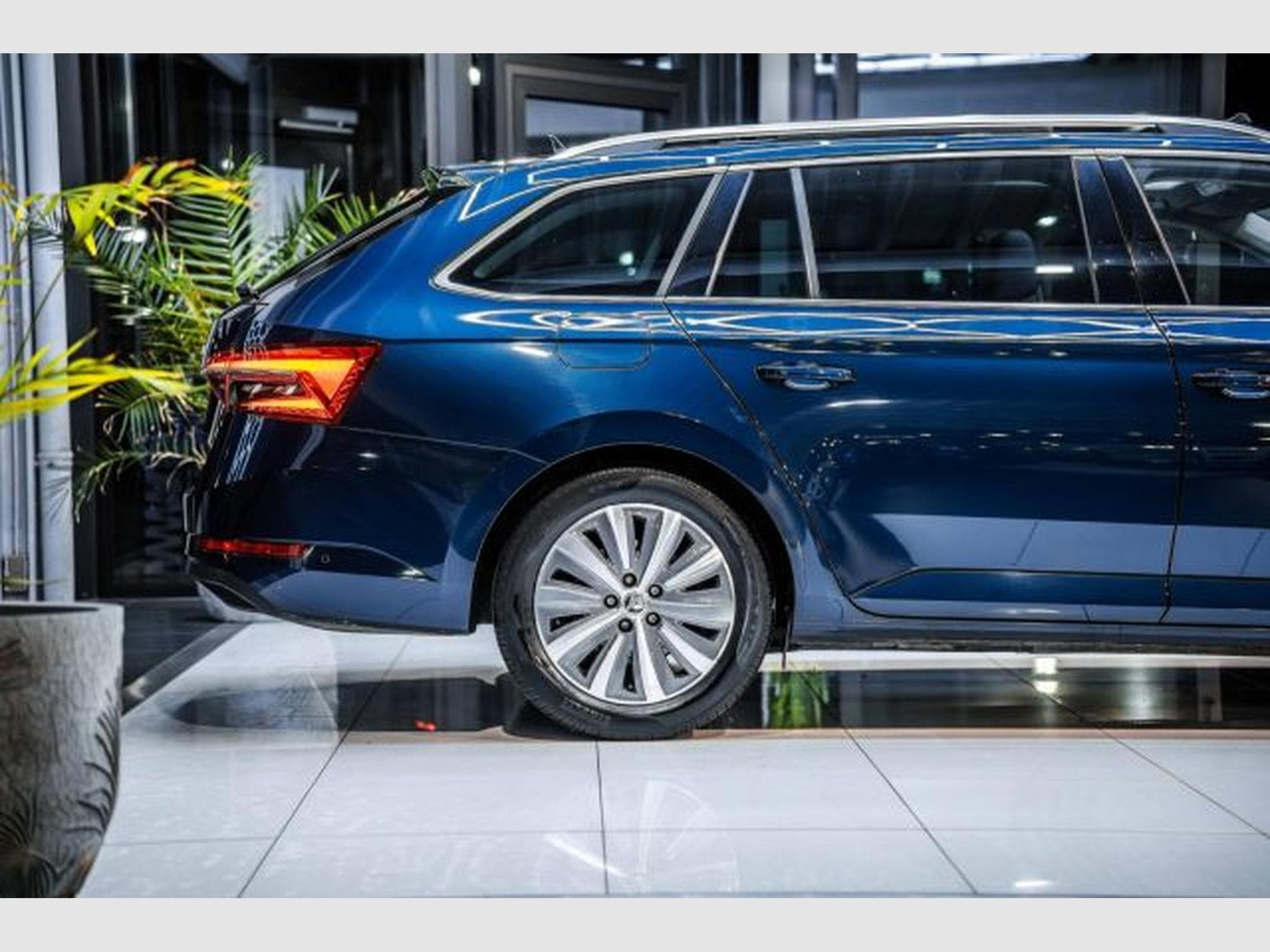 Skoda Superb Superb 2.0 TDI DSG Premium NAVI LED RFK AHK PANO (2021) - Photo 8