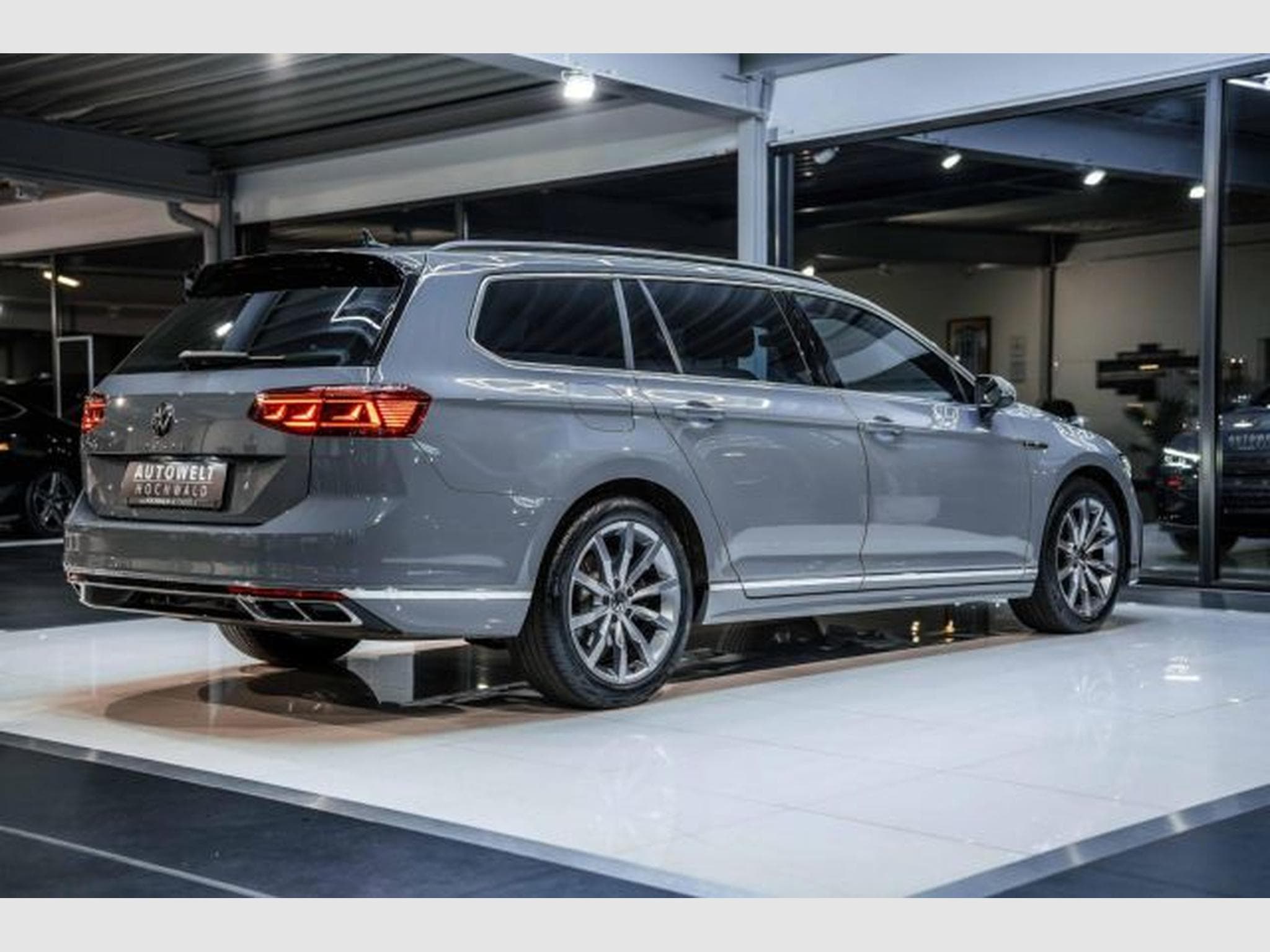 VW Passat Passat 2.0 TDI DSG 2x R-Line NAVI AHK IQ-LED RFK (2023) - Foto 14