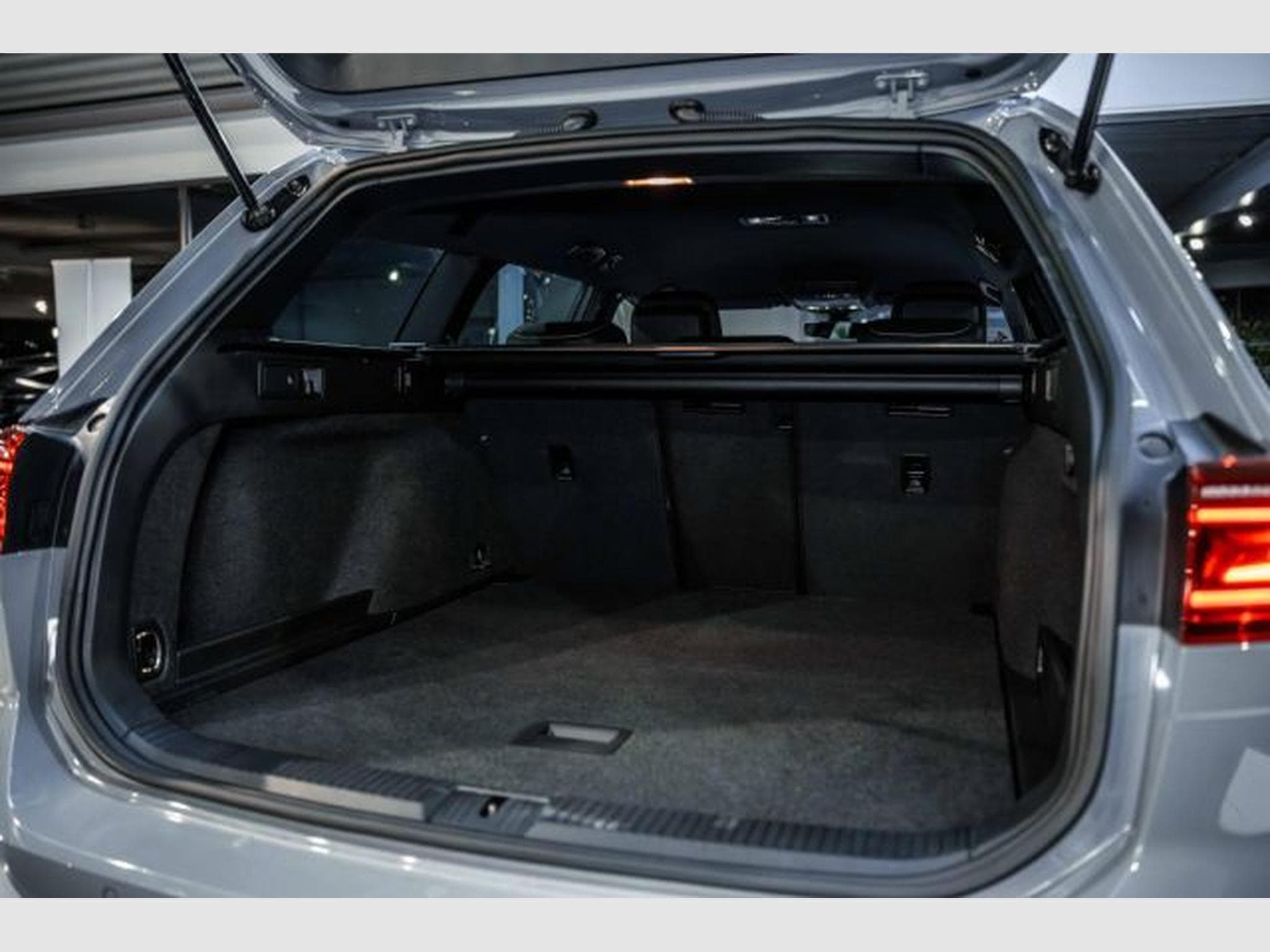 VW Passat Passat 2.0 TDI DSG 2x R-Line NAVI AHK IQ-LED RFK (2023) - Foto 15