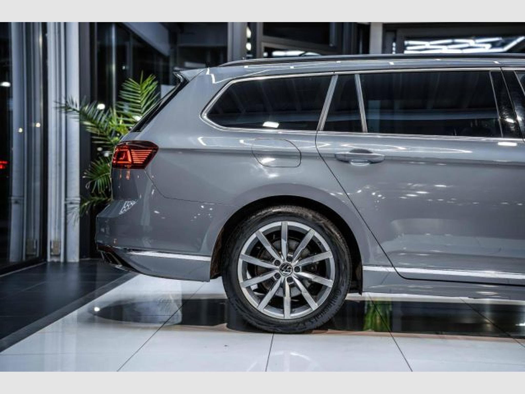 VW Passat Passat 2.0 TDI DSG 2x R-Line NAVI AHK IQ-LED RFK (2023) - Foto 8