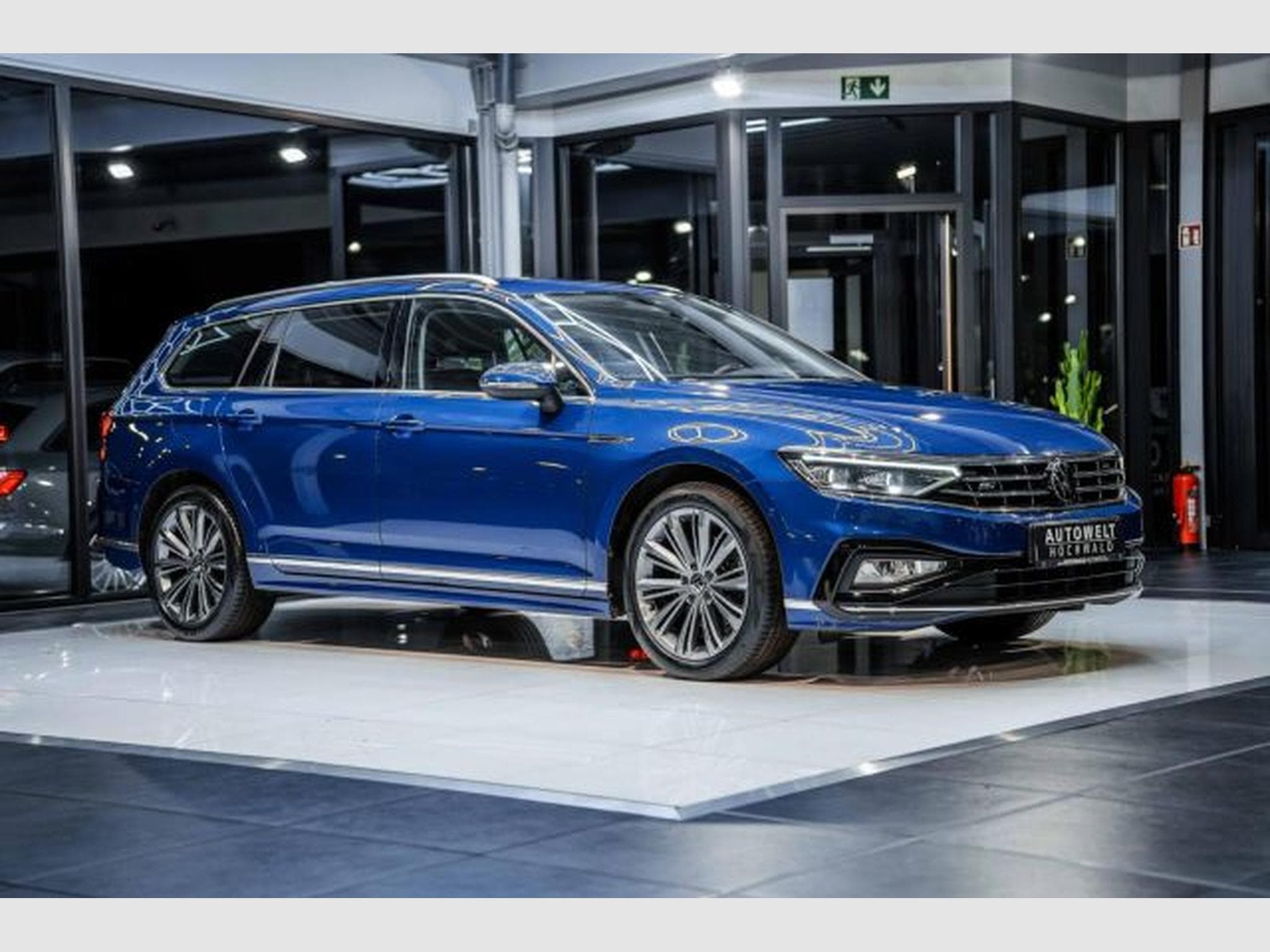 VW Passat Passat Variant 2.0 TDI DSG 2x R-Line AHK STAHZG (2021) - Foto 6