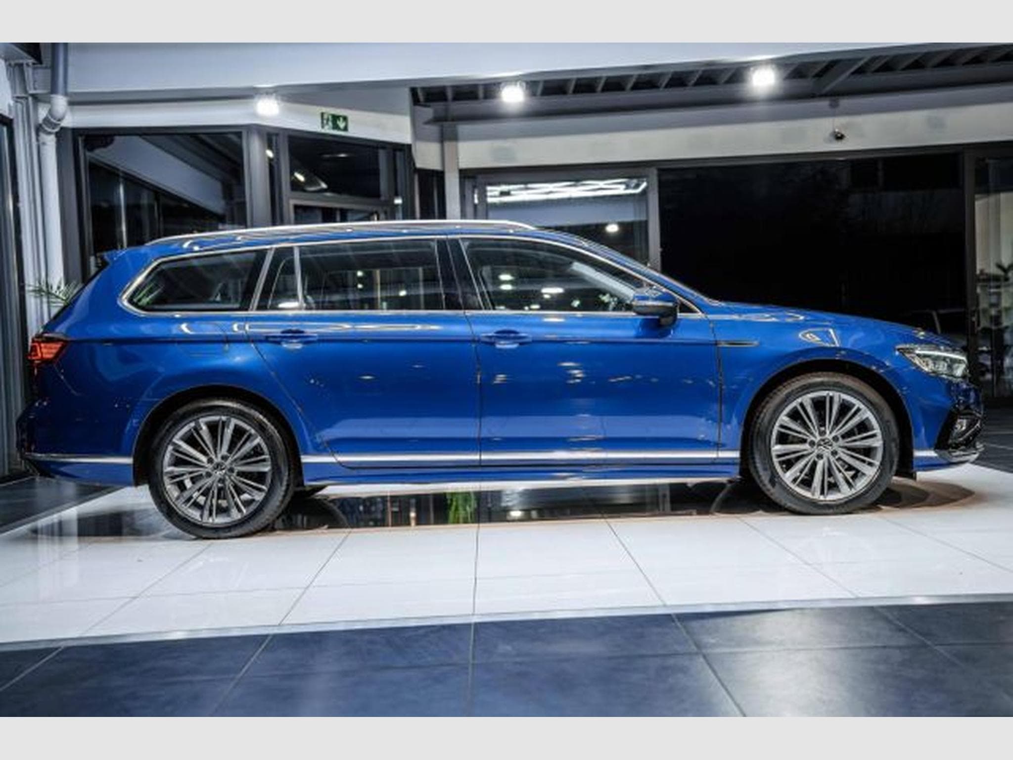 VW Passat Passat Variant 2.0 TDI DSG 2x R-Line AHK STAHZG (2021) - Foto 7