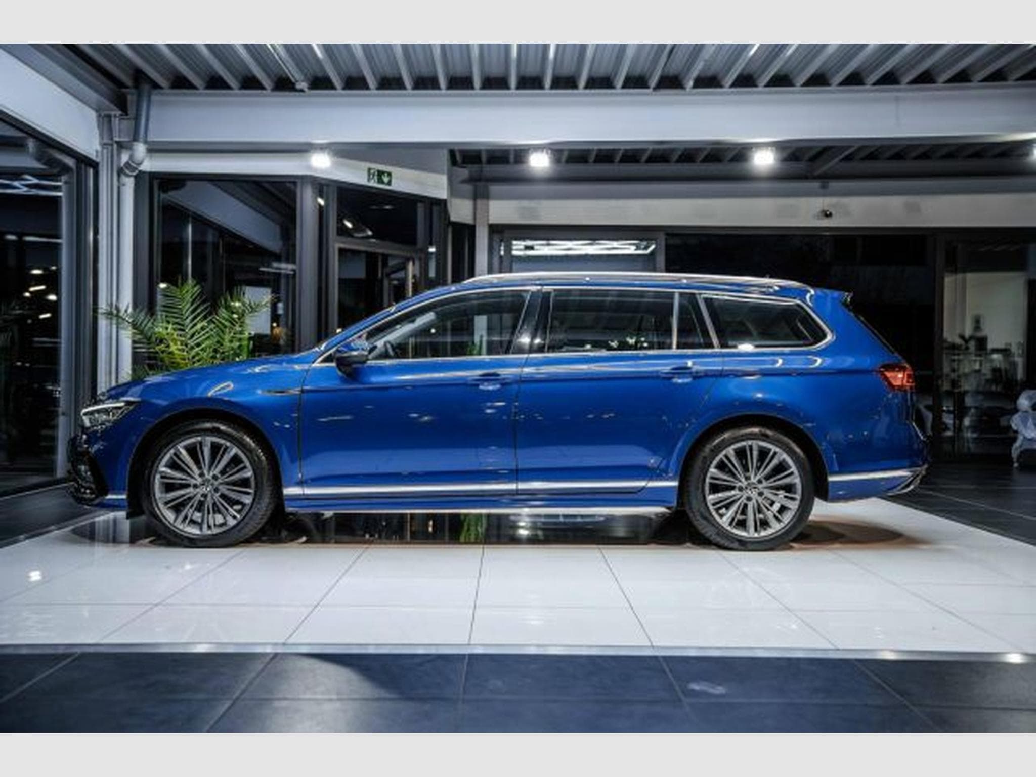 VW Passat Passat Variant 2.0 TDI DSG 2x R-Line AHK STAHZG (2021) - Foto 8